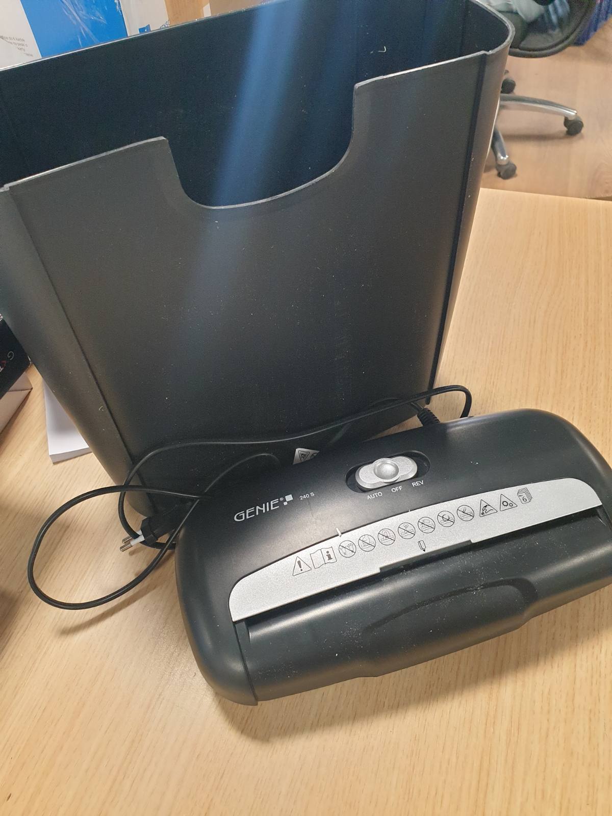295959 - GENIE 240S Shredder Profesional Letre me prerje shiritash, deri në 6 fletë, Niveli i Sigurisë P2, 72 dB, përfshin kosh mbeturinash 10L