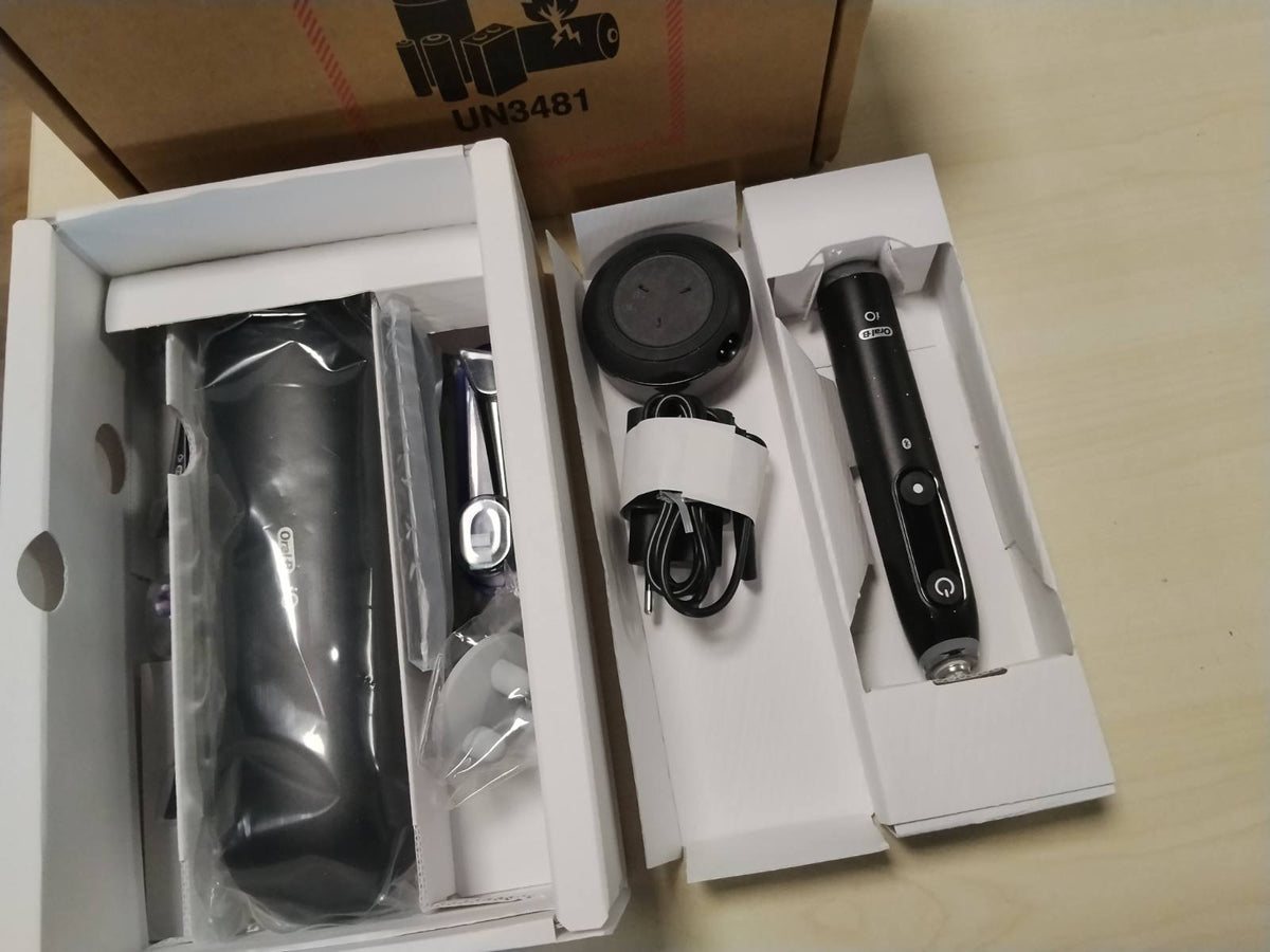 297833 - Furçë dhëmbësh elektrike Oral-B iO 10 e zezë, 3 koka furçe, 1 kuti karikimi për udhëtim, 1 mbajtëse koke furçe