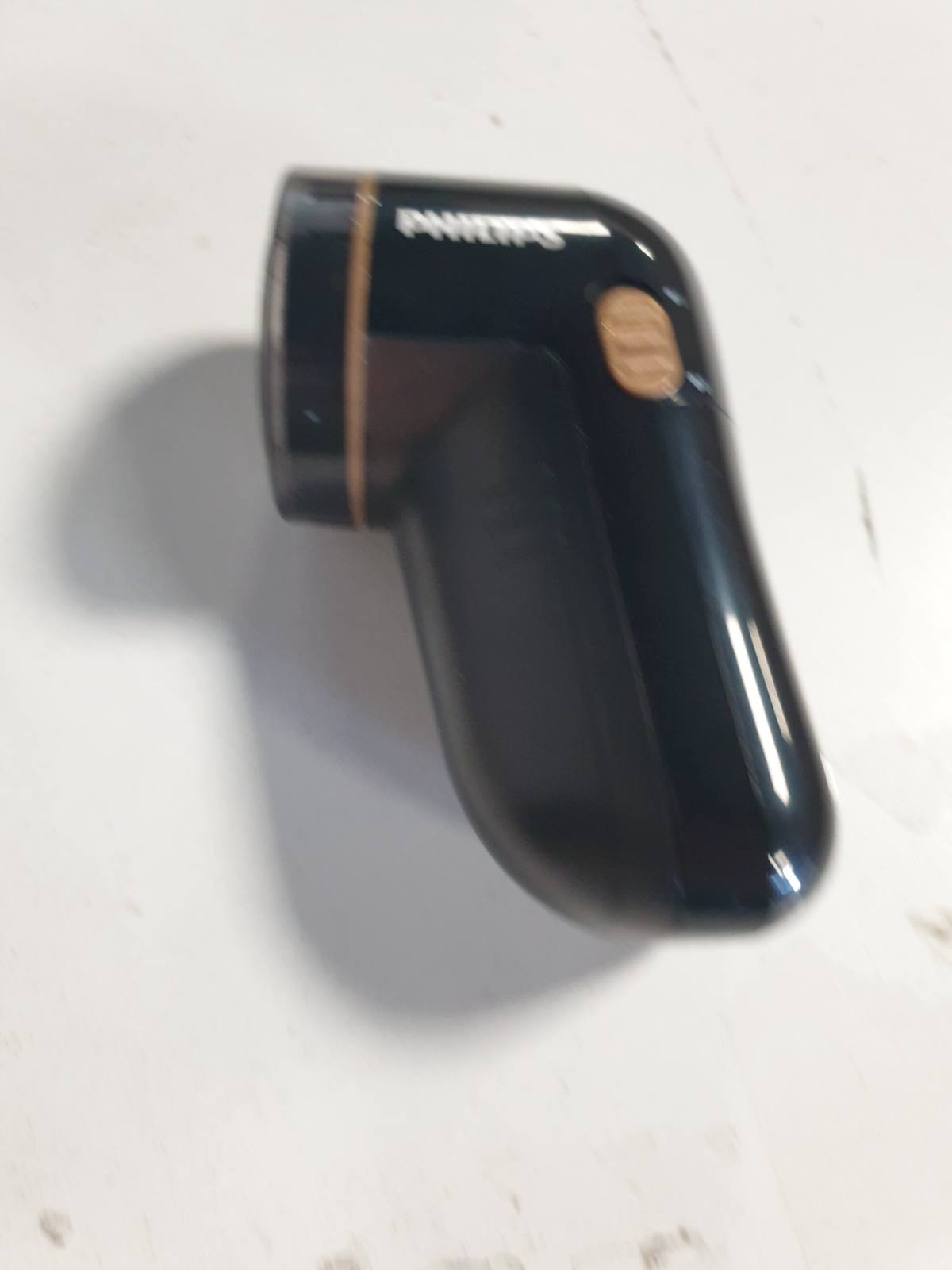 162891 - PHILIPS Makinë Rroje për Pëlhura - 8800 RPM, Sipërfaqe Tehu e Madhe, 3 Madhësi Rrjetësh, E Lehtë për të Pastruar, Përfshijnë 2 Bateri AA, Dizajn Kompakt, Sigurt për të Gjitha Pëlhurat (Modeli: GC026/80)