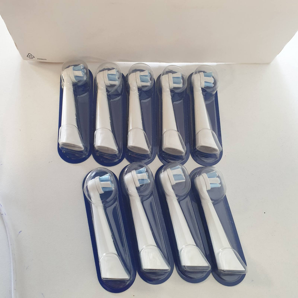 300320 - ORAL-B Koka Furçash Zëvendësuese iO Ultimate Clean, Koka Furçash Dhëmbësh ORIGJINALE për Furçat Elektrike të Dhëmbëve Oral-B iO, të Bardha, 9 copë