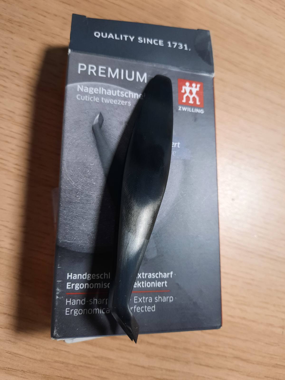 302050 - ZWILLING Prerës Kutikulash, heqje precize e mbetjeve të kutikulave, tehe të mprehta, hipoalergjike, Mat, Premium, i Zi.