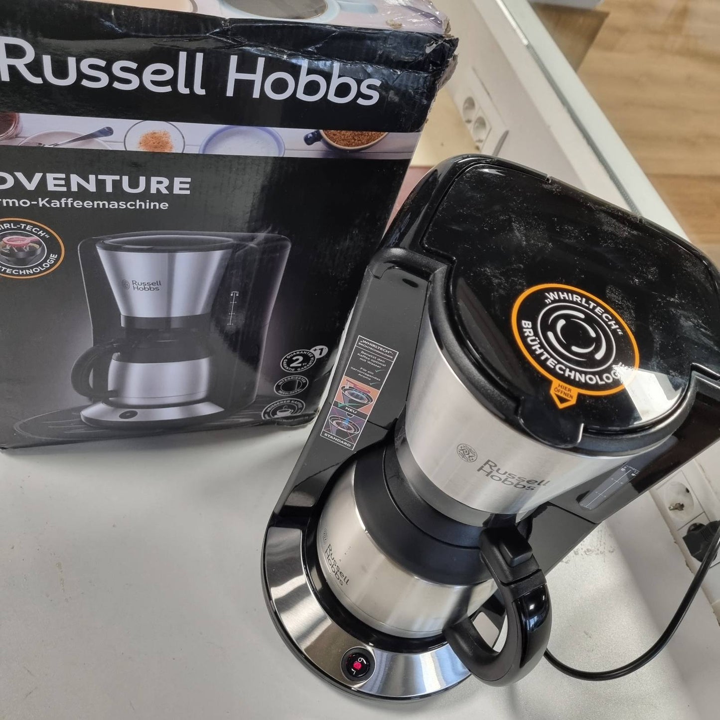162359 - RUSSELL HOBBS Makinë Kafeje Americano, Modeli Adventure 24020-56, me Filtër për Nxjerrje dhe Aromë Optimale, Kapaciteti deri në 8 Filxhanë, Karafë Termike 1L, Pllakë Ngrohëse, Fikje Automatike, 1100 W