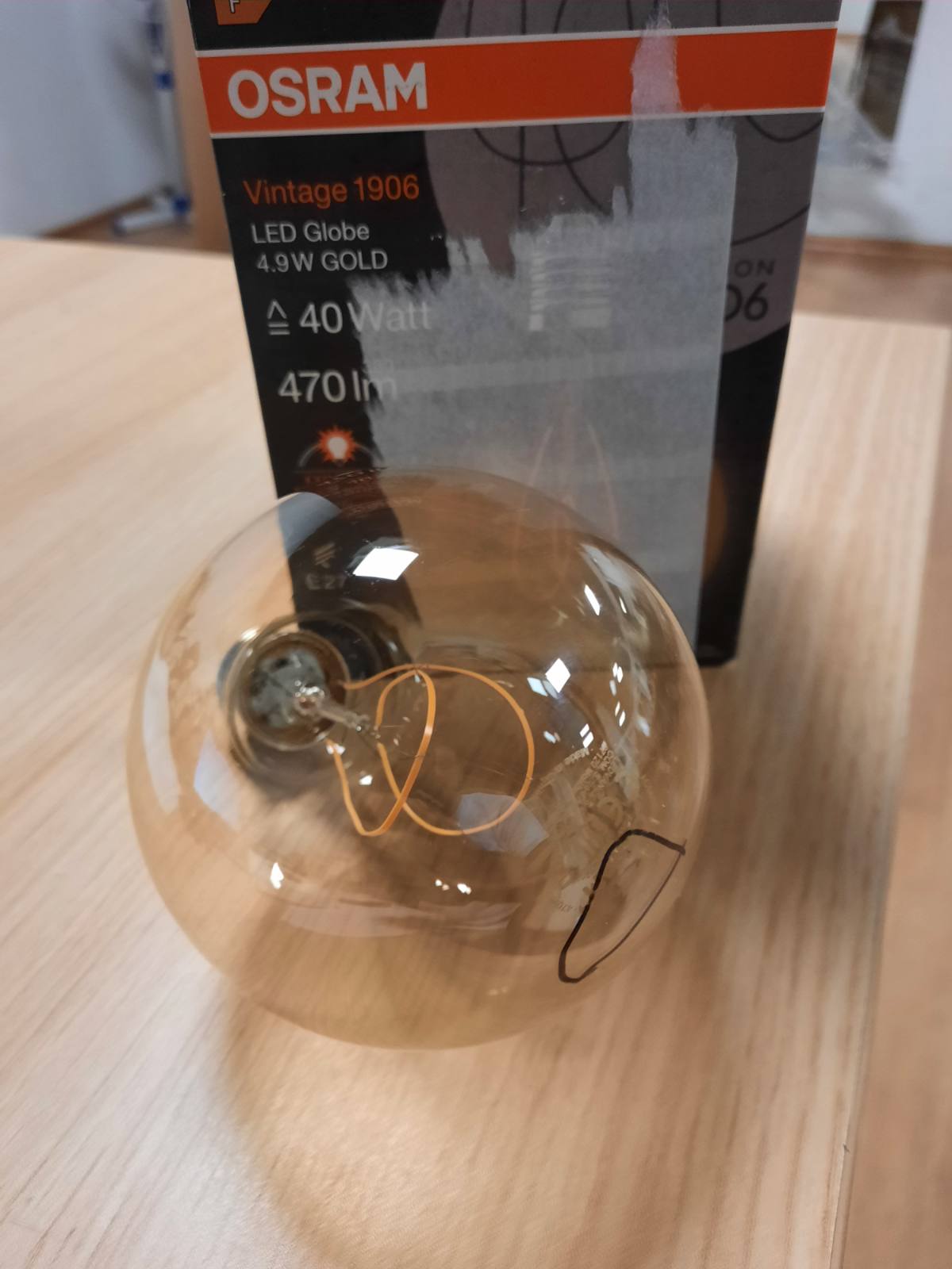206890 - OSRAM Llamba LED Vintage 1906 Globe, e bardhë e ngrohtë me errësim, 4.9W, 470 lm, Priza E27, Xham me ngjyrë ari, Diametri 95 mm, 2200 K, Klasa Energjie F