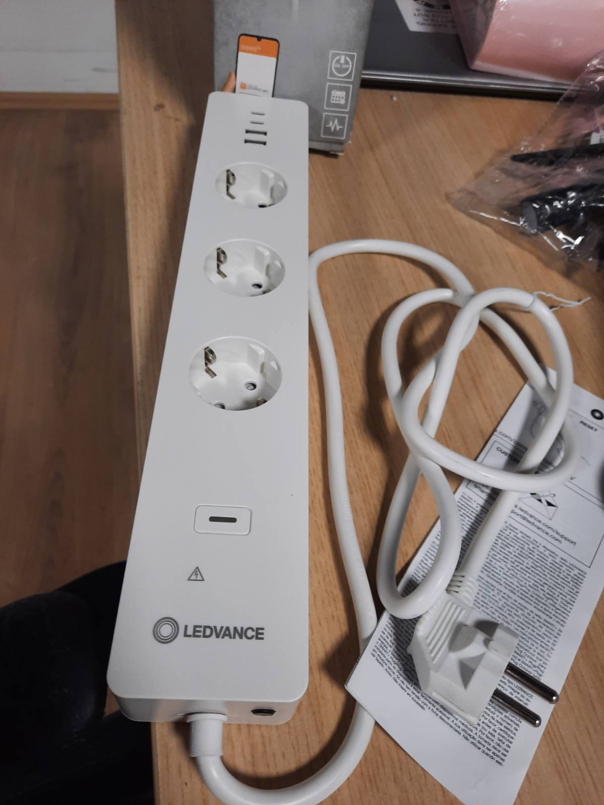 195380 - LEDVANCE - Priza inteligjente me WiFi dhe LED, shirit elektrik trefishtë me mbrojtje nga mbingarkesa dhe rritja e tensionit, përfshirë porta USB, i kontrolleshëm me Alexa dhe Google