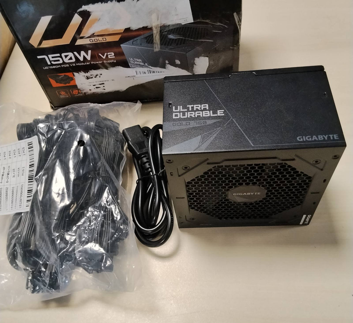 299066 - GIGABYTE UD750GM PG5 V2, Furnizim me energji, PCIe Gen 5.1, 80 Plus Gold, Dizajn plotësisht modular, Ventilator 120 mm, Kompatibël me ATX 3.1, Prizë EU