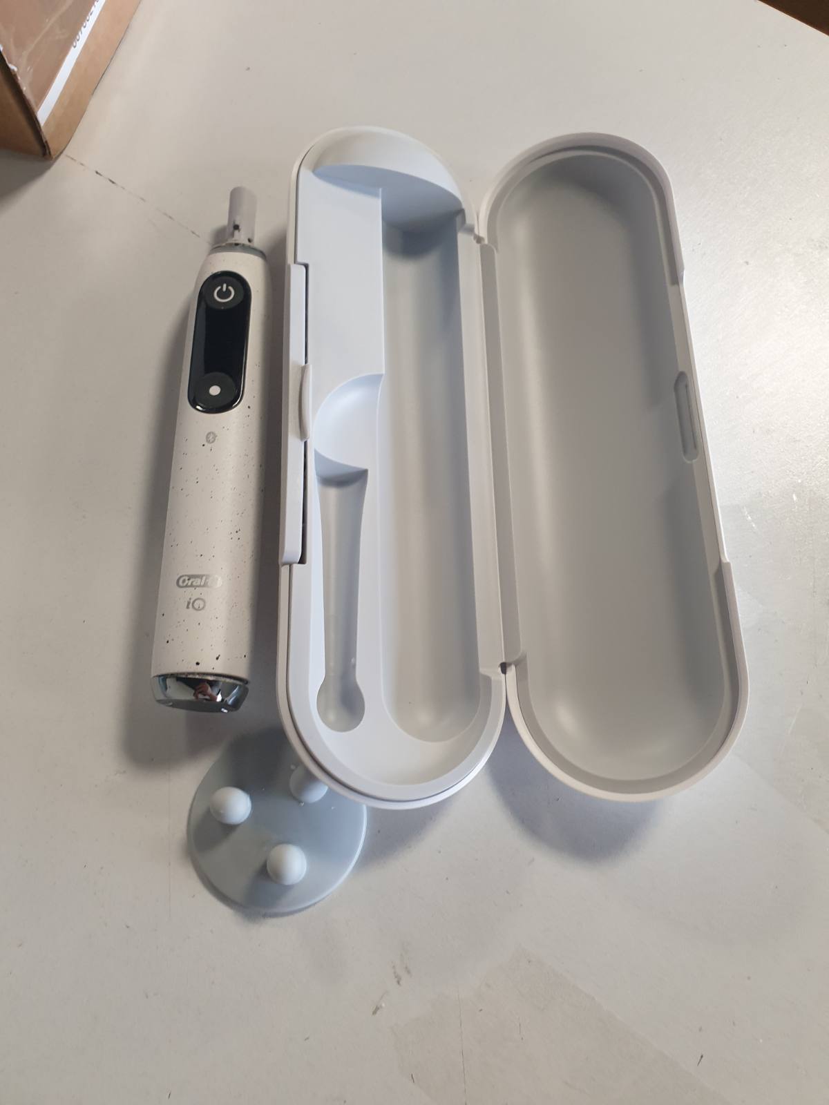 315016 - ORAL-B Furçë dhëmbësh elektrike iO Series 10, 3 koka furçe, iOSenses, Kuti udhëtimi me karikim, 7 mënyra pastrimi për kujdesin oral, e projektuar nga Braun, e bardhë