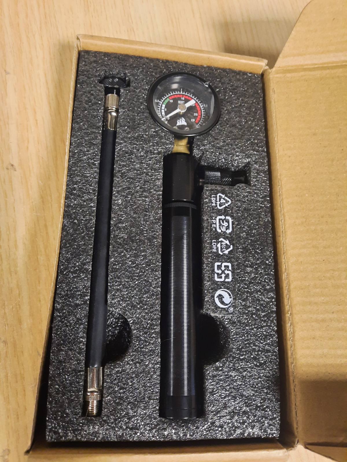 308795 - CORSAIR Set mjetesh për testimin e rrjedhjeve të presionit të gomave Hydro X Series XT (pompë dore e përfshirë, matje të sakta të presionit) - e zezë