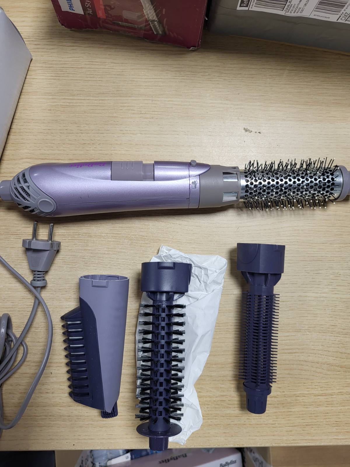 315991 - BABYLISS Smooth Finish 1200, Furçë me ajër të nxehtë 4 në 1, 1200W, Teknologji Jonike dhe Qeramike, 4 aksesorë, e zezë, AS121E.