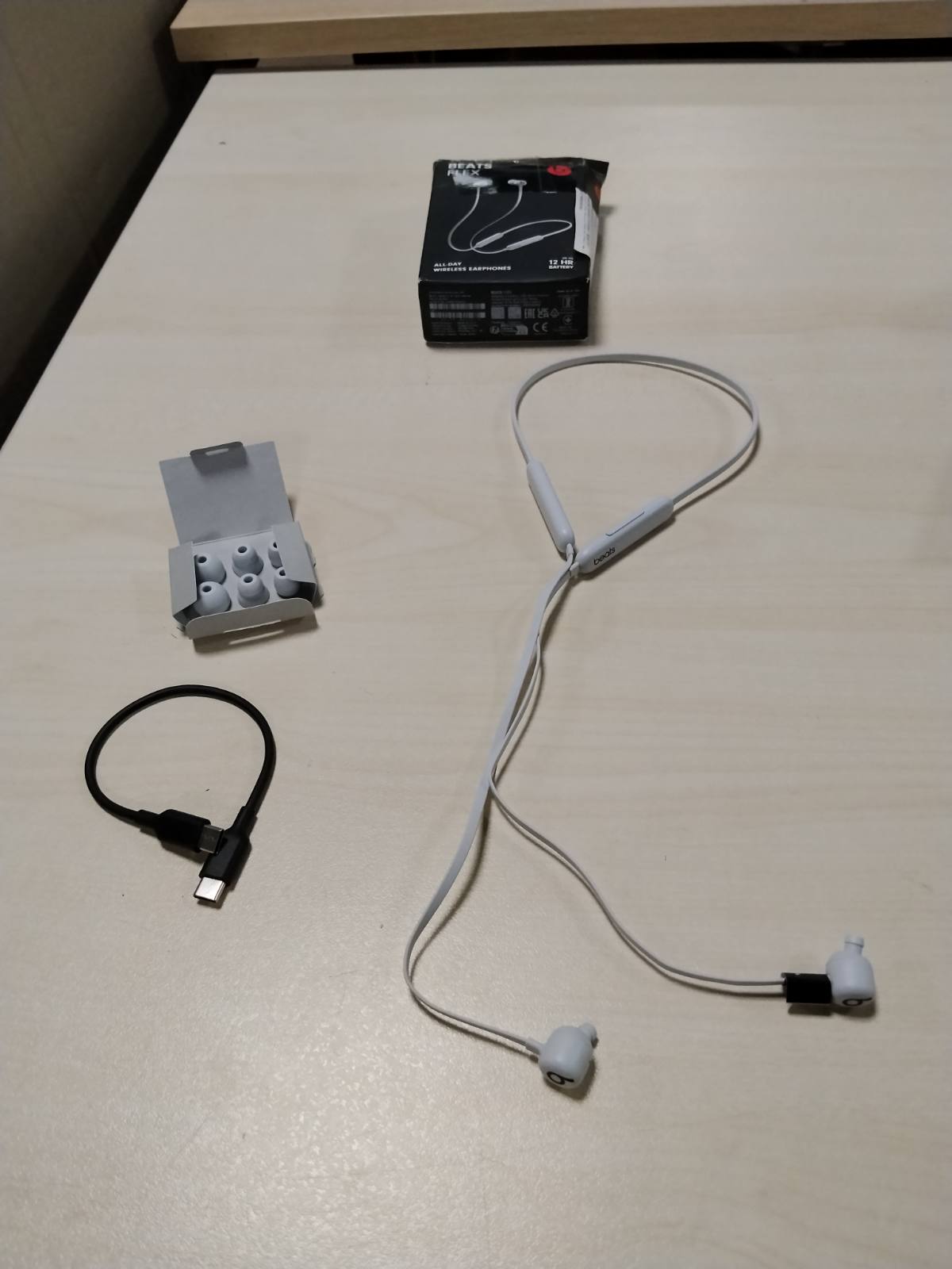 299049 - BEATS Kufje Flex për në vesh – Çip Apple W1, Bluetooth Klasa 1, 12 orë riprodhim, Pa tel – Gri tymi