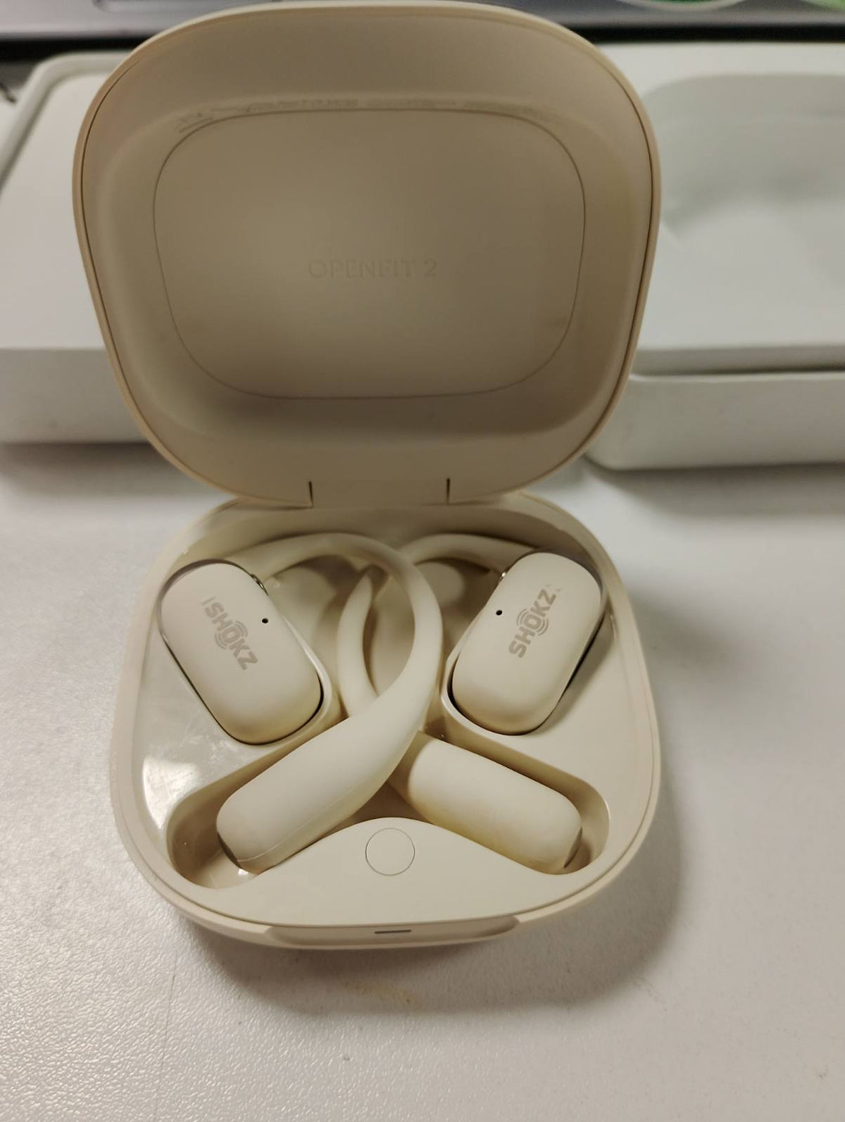 298988 - SHOKZ Kufje OpenFit 2 me Vesh të Hapur, Kufje Bluetooth pa tel me Mikrofon, 48 Orë Kohë Loje, Karikim i Shpejtë, IP55 Rezistente ndaj Ujit, me Çantë Mbajtëse, Bezhë