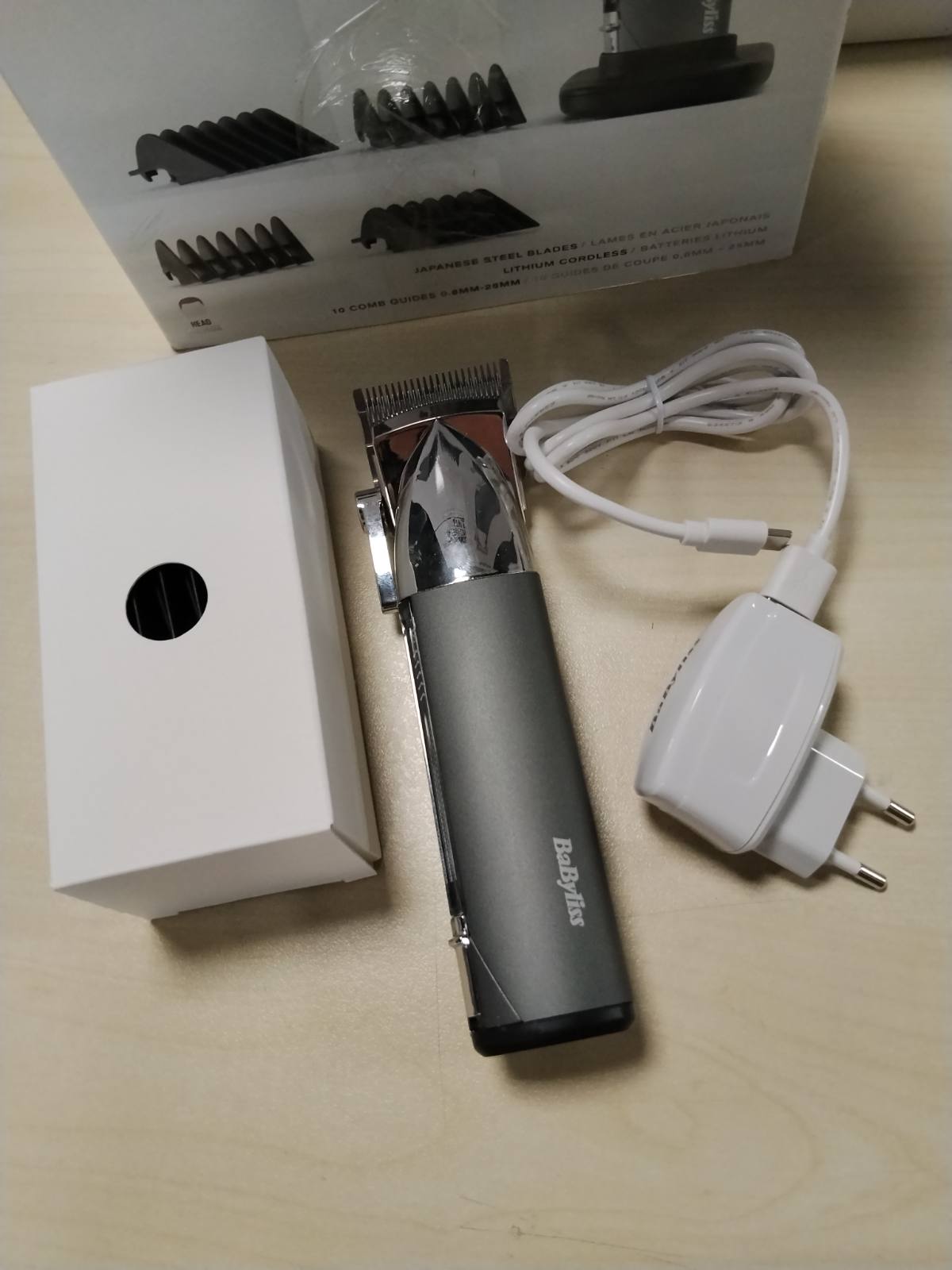 297865 - BABYLISS Makinë prerëse flokësh Super-X Metal pa tel – Tehe çeliku japoneze, 10 krehëra fiksues, 2 udhëzues krehëri, Bateri litiumi, Ekran dixhital, Strehim metalik, E zezë, E996E