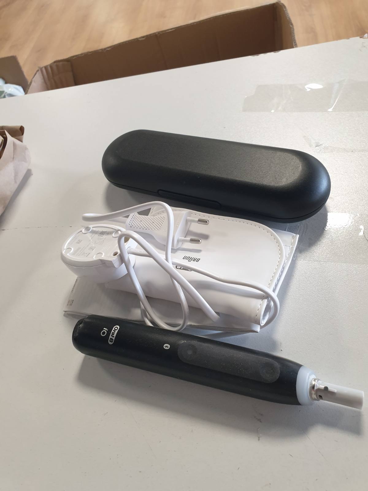 315170 -furçë dhëmbësh elektrike iO Series 5 Plus Edition, përfshin 3 koka furçe dhe kuti udhëtimi, 5 mënyra pastrimi, e zezë, e projektuar nga Braun