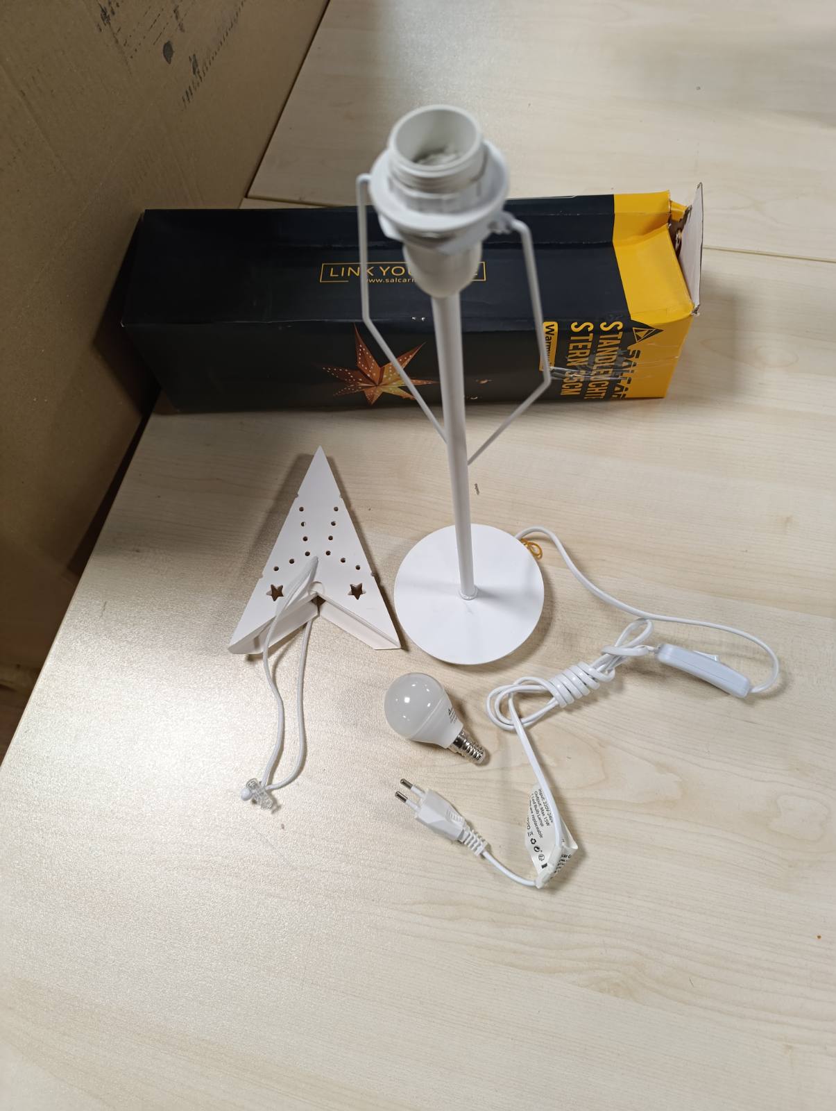 184296 - SALCAR Yll Krishtlindjesh LED, Yll Dritare 35 cm, Yll nga Lëtëra me Llambë E14, Yll 3D i Ndriçuar, Yll Adventi në Këmbë me Bazë Hekuri, i Bardhë