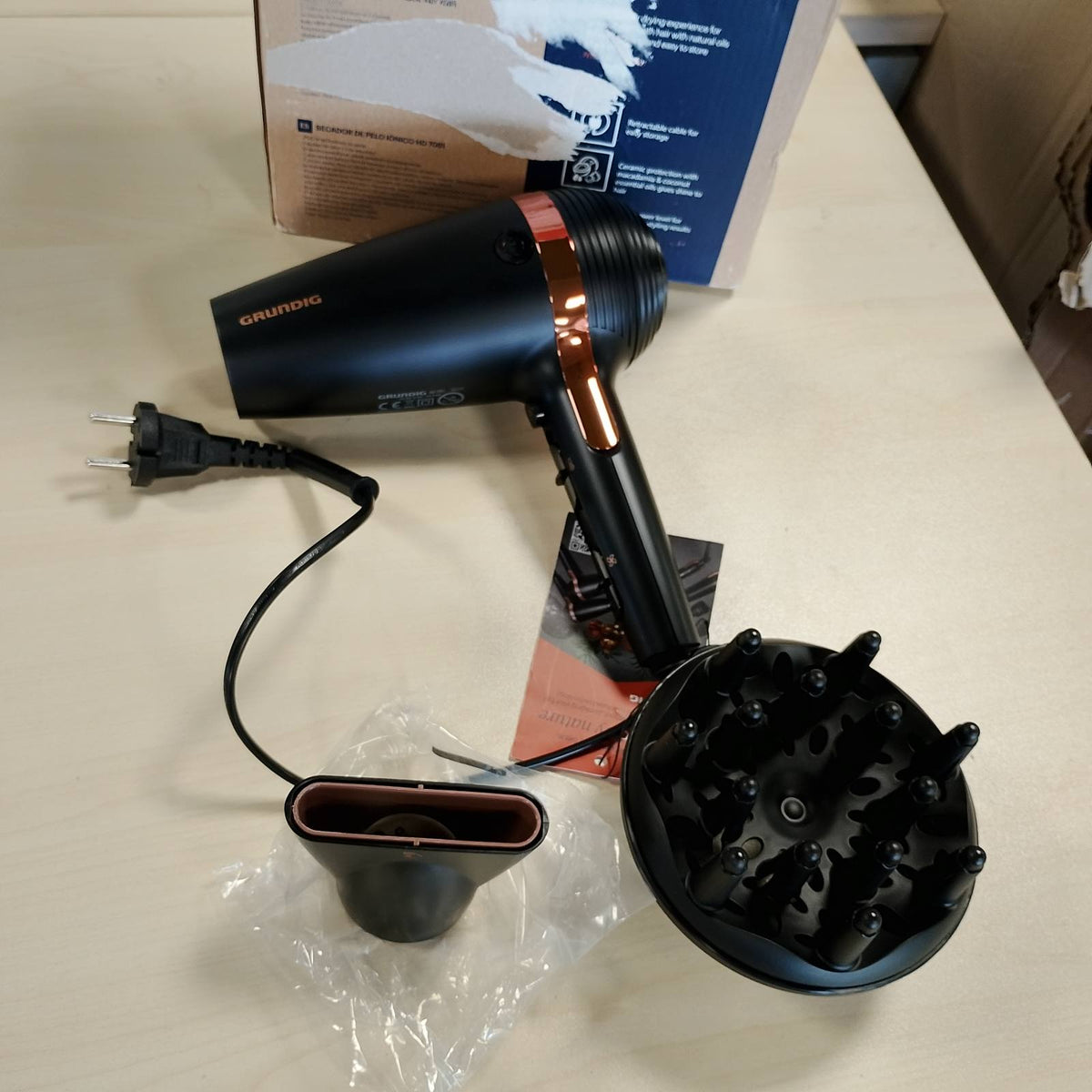 298234 - GRUNDIG Tharëse flokësh Naturashine HD 7081, 2100W, funksion joni, kabllo tërheqëse, qeramike me vaj makadamia dhe kokosi, grykë Cool Touch, e zezë/Ar rozë