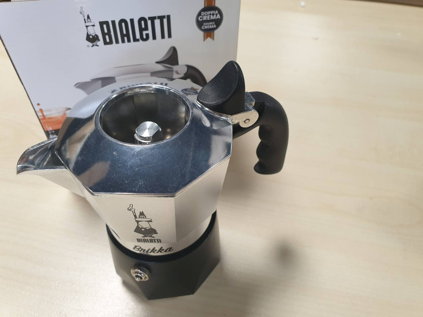 183625 - BIALETTI New Brikka 2023, Moka Pot per Kafe, Makina per Kafe te Ekspres Kremoze, Kapacitet 2 Filxhane, Material Alumini, Ngjyre e Zeze