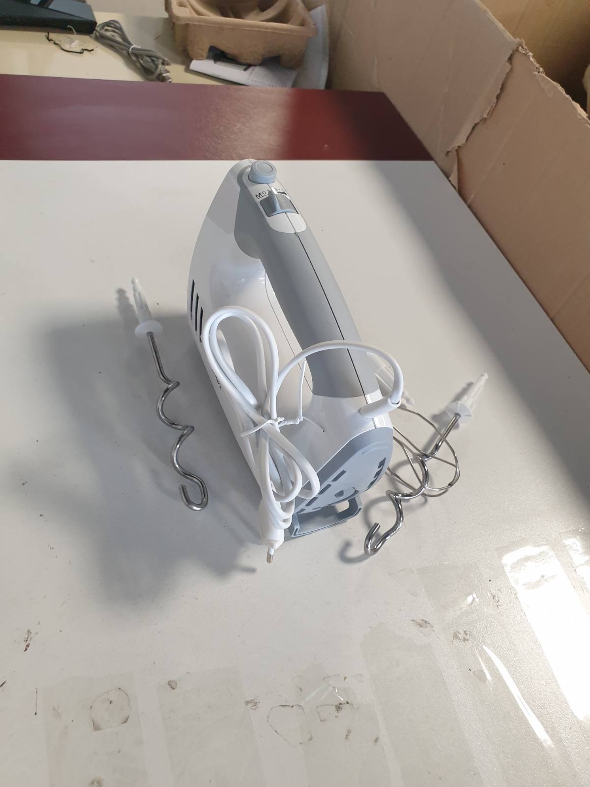 162470 - BOSCH MFQ36400 Mikser Dore ErgoMixx, 450W, e Bardhë/Gri, me 5 Shpejtësi + Turbo, 2 Rrahëse dhe 2 Grepa për Brumë prej Çeliku Inox