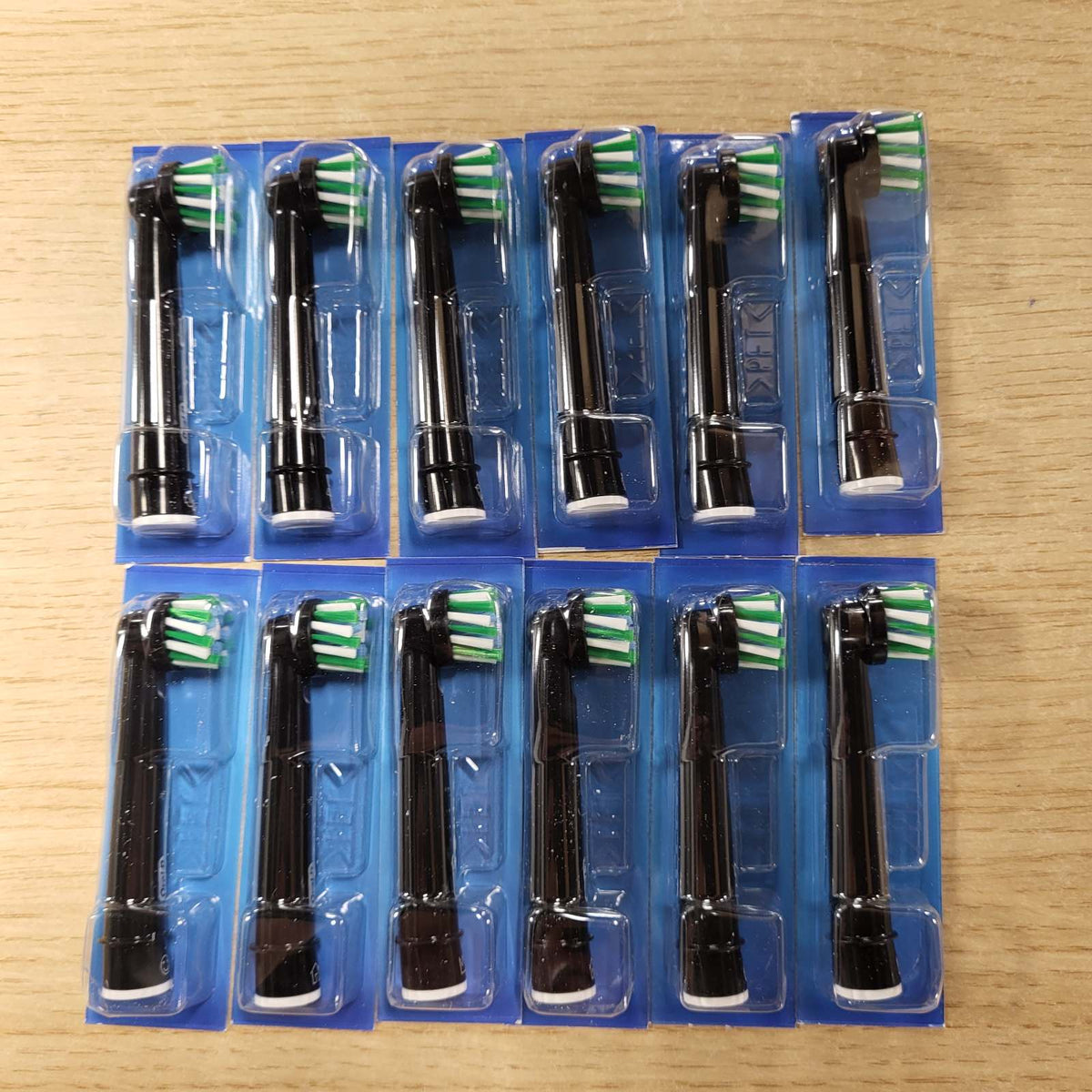 296729 - ORAL-B Koka Furçash Zëvendësuese PRO CrossAction, të Zeza, Pako me 12 Furça