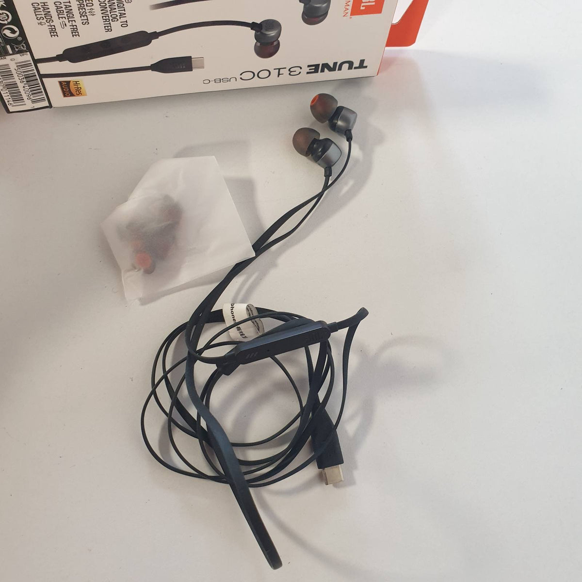 299656 - JBL Tune 310 C – Kufje me tel në vesh me JBL Pure Bass Sound, mikrofon dhe lidhje USB-C – të zeza
