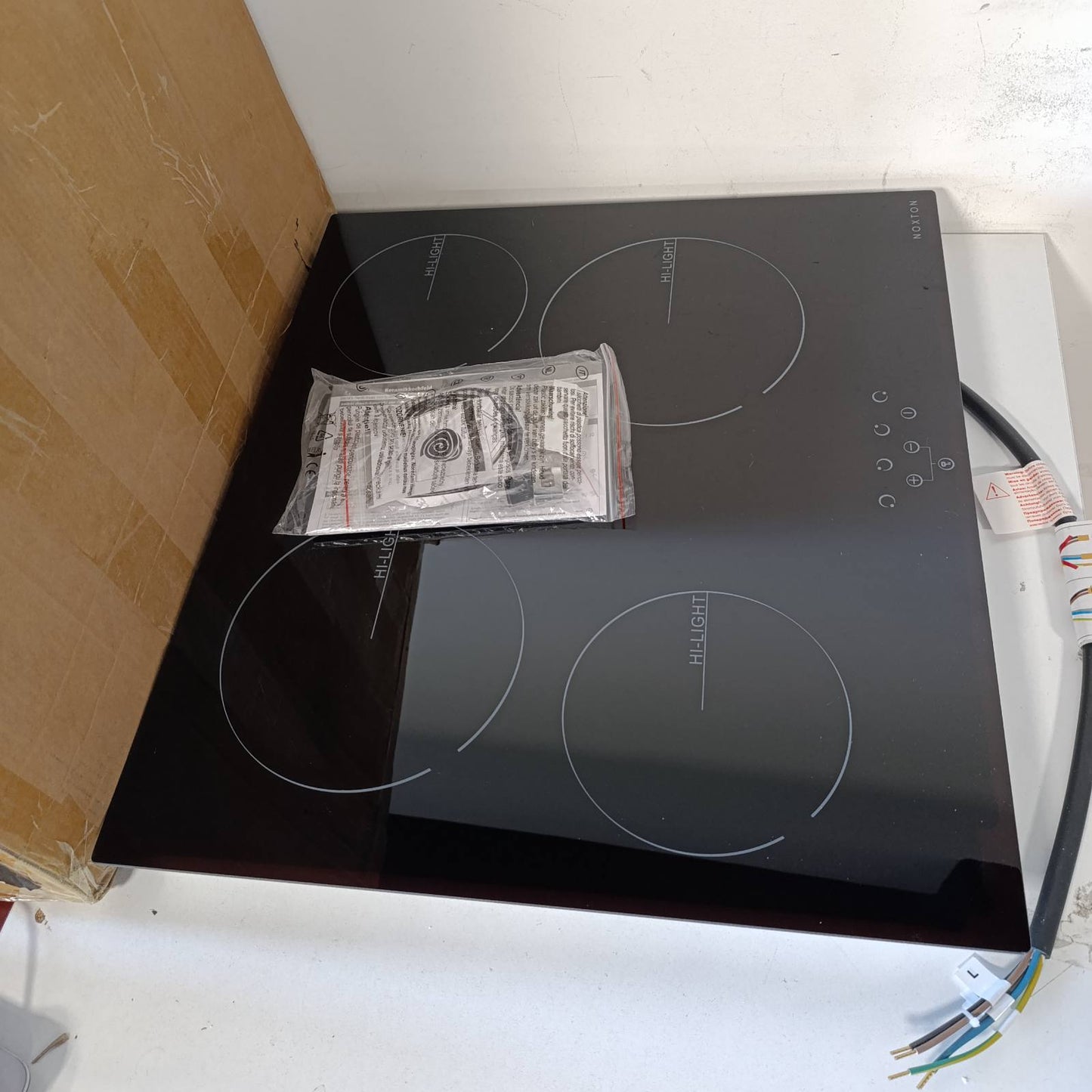 288187 - NOXTON Sobë prej qelqi qeramik, 4 flakë, 60 cm, 9 nivele nxehtësie, 220V-240V, 6000W, Kontroll me prekje
