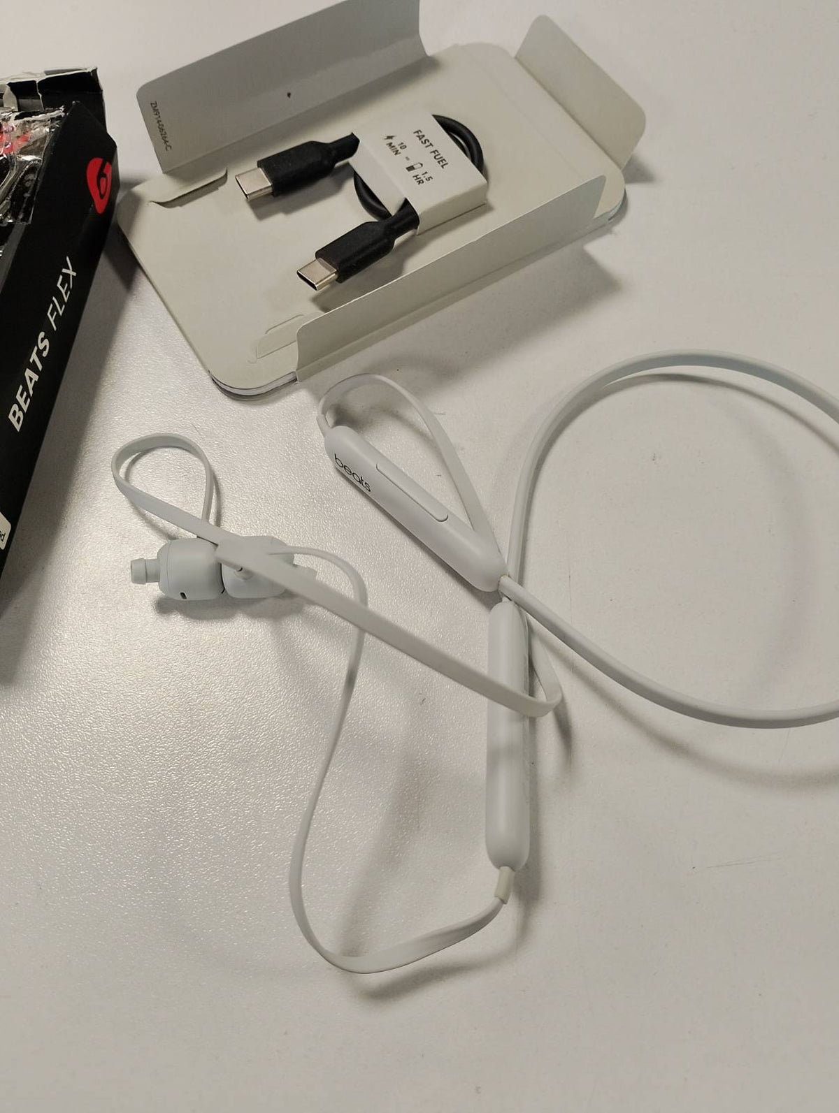 299048 - BEATS Kufje Flex për në vesh – Çip Apple W1, Bluetooth Klasa 1, 12 orë riprodhim, Pa tel – Gri tymi