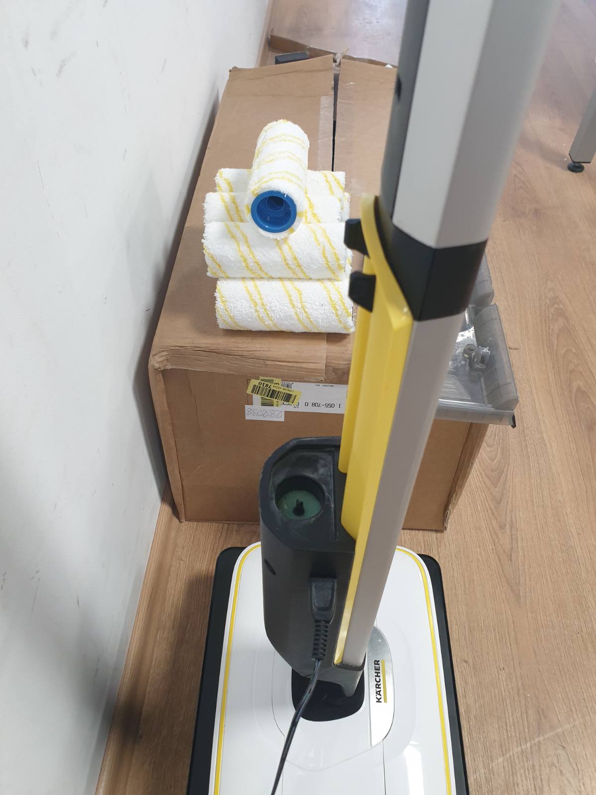 288038 - KÄRCHER FC 7 CORDLESS EXTRA HARD Pastrues dyshemeje pa tel me 4 rrotullues mikrofibre, jetëgjatësi e baterisë: afërsisht 45 minuta, sipërfaqe mbulimi: afërsisht 135 m²
