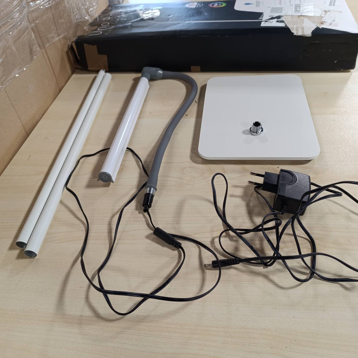 175175 - UNOPRO - Llambë Dysheme LED, Dritë Dite 6,000K, Intensiteti 1,145 Lux në 30cm, 4 Nivele Ndriçimi, Krah Fleksibël në Ngjyrë të Bardhë