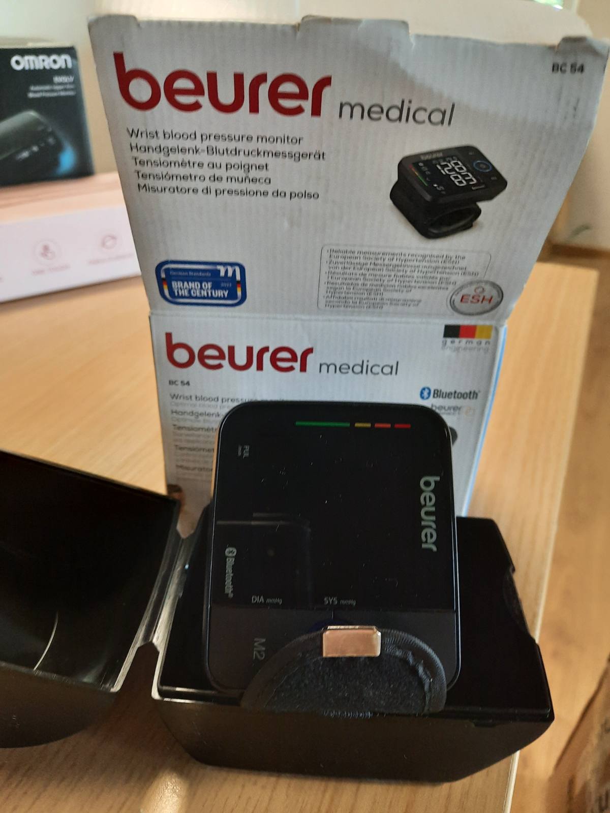 302900 - BEURER Monitor tensioni i gjakut BC 54 për kyçin e dorës, teknologji fryrjeje, perimetër kyçi 13.5-21.5 cm, aplikacion, transferim të dhënash në Apple Health