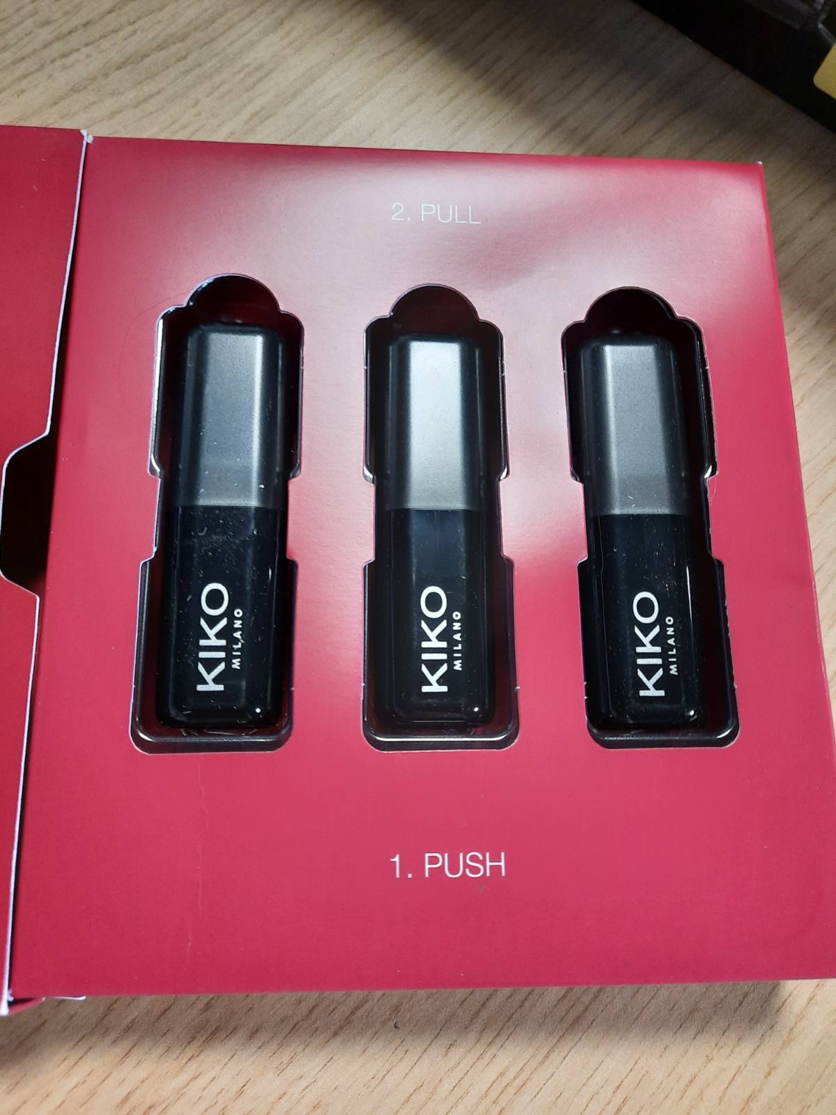 302176 - KIKO MILANO Smart Fusion Lip Set 02 - Set buzësh me 3 buzëkuq me një përfundim të shndritshëm
