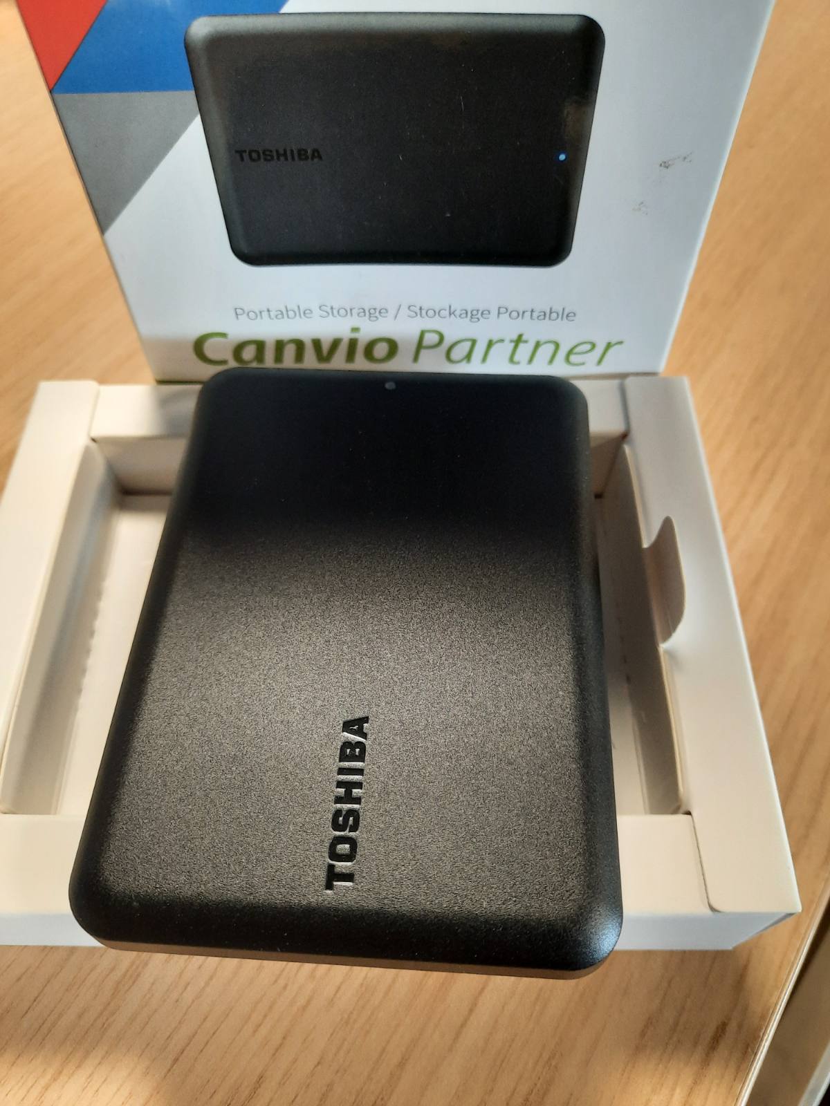295599 - TOSHIBA Disk i jashtëm i ngurtë portativ Canvio Partner | Kapacitet: 1TB | 2.5" | USB 3.2 | Pajtueshëm me Mac dhe Windows | Xbox, PS4, PS5