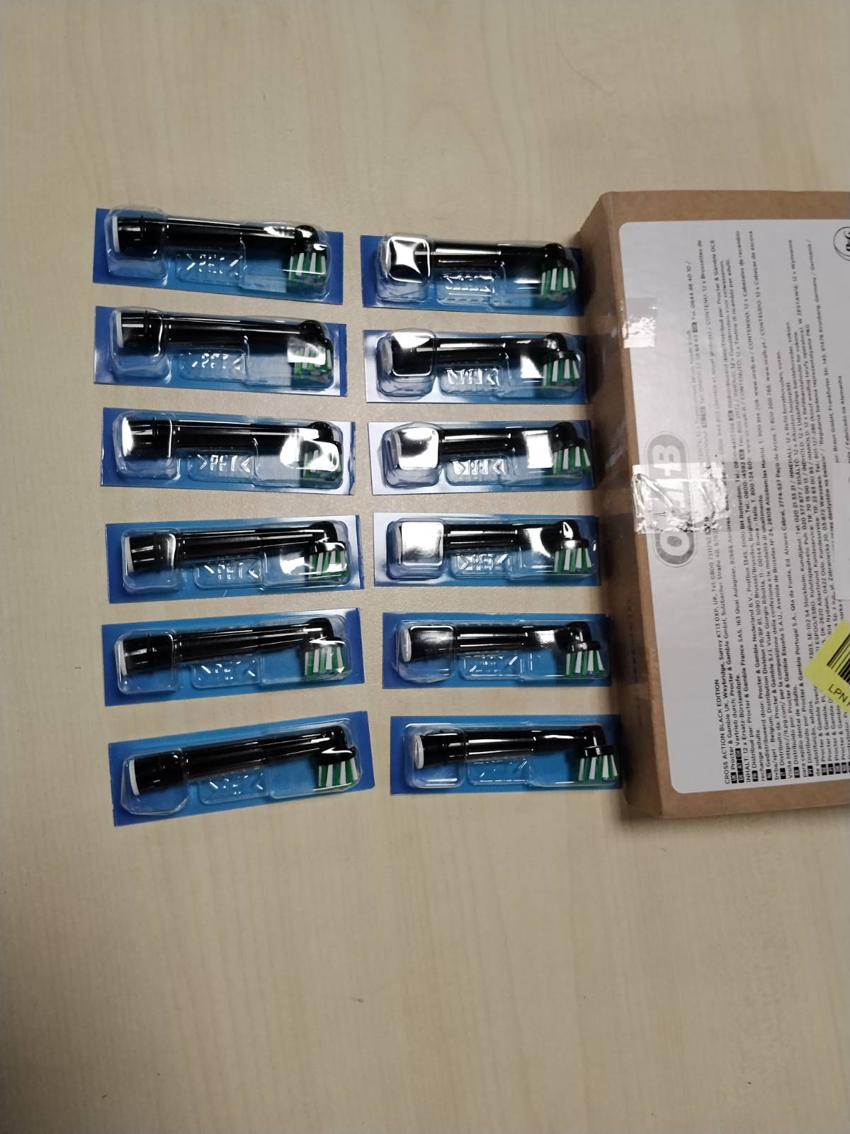 301946 - ORAL-B Koka Furçash Zëvendësuese PRO CrossAction, të Zeza, Pako me 12 Furça