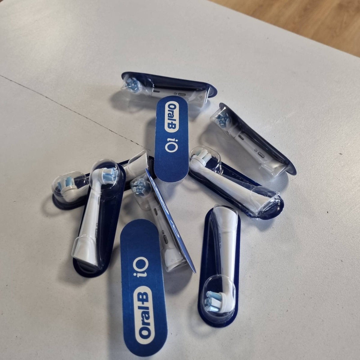 300321 - ORAL-B Koka Furçash Zëvendësuese iO Ultimate Clean, 9 copë, ORIGJINALE për Furçat Elektrike të Dhëmbëve, Pastrim të Thellë të Avancuar, të Bardha