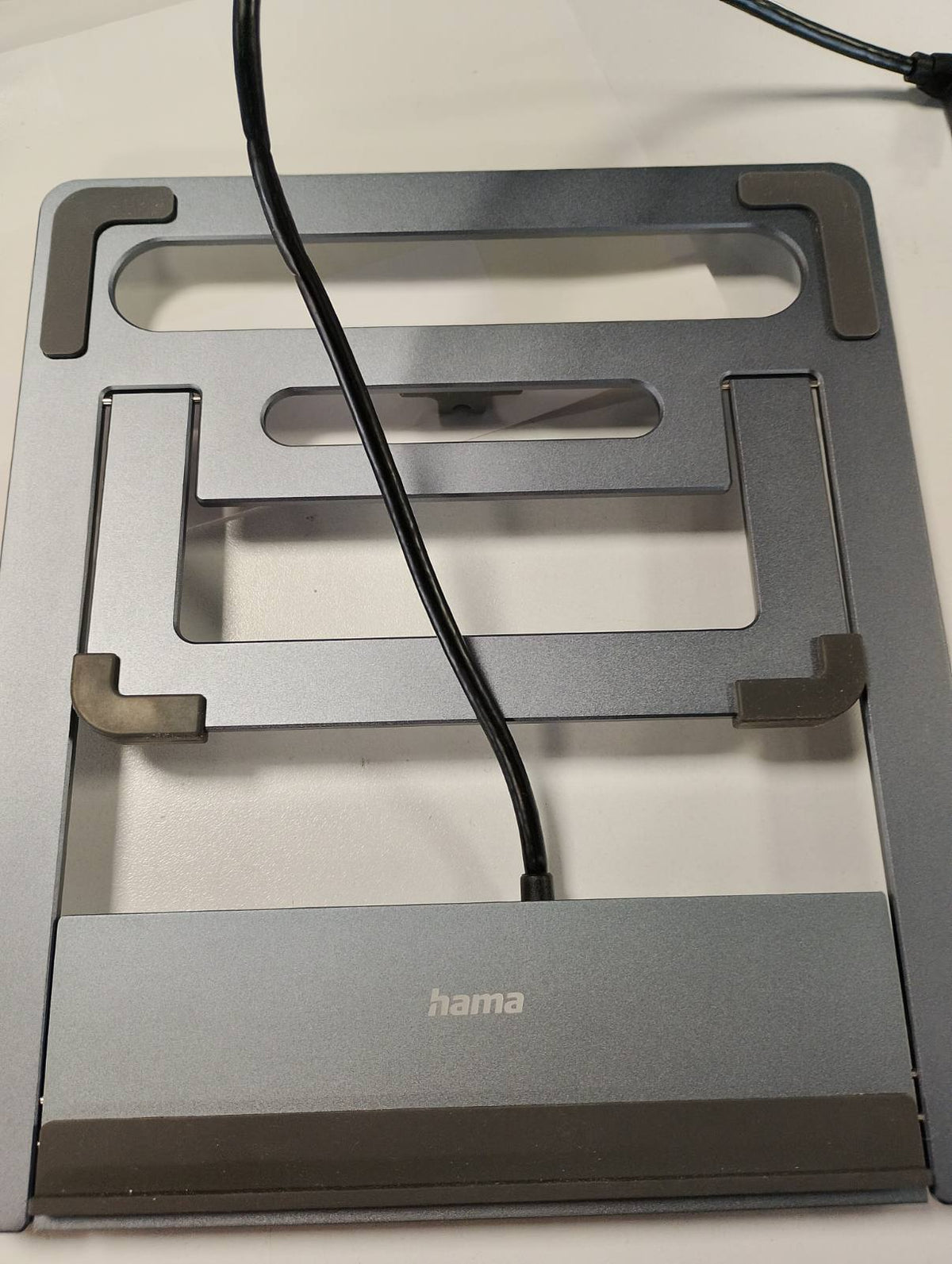 298989 - HAMA Stacion Dokimi USB C Hub me Mbështetëse Laptopi, 12 Porta (4x USB A, 2x HDMI, 3x USB-C, 1x DisplayPort, 1x LAN/Ethernet, 1x Jack 3.5 mm), Mbështetëse Laptopi 12 në 1 për Qendër USBC për Zyrë ose Zyrë në Shtëpi