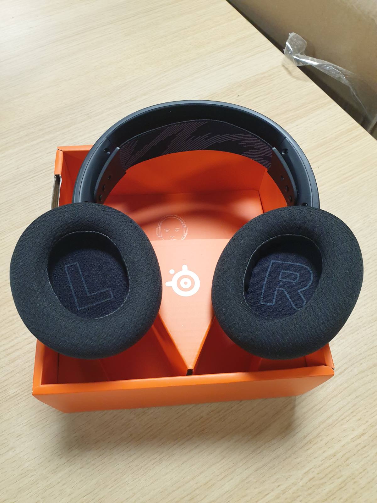 295166 - STEELSERIES Arctis Nova 1, Kufje Lojërash me Shumë Sisteme, Hi-Fi me Drajverë, Tingull Hapësinor 360°, Jastëkë Veshësh me Shkumë Memorieje, Mikrofon me Anulim Zhurmesh, PC, PS5, PS4, Switch, Xbox - E Zezë