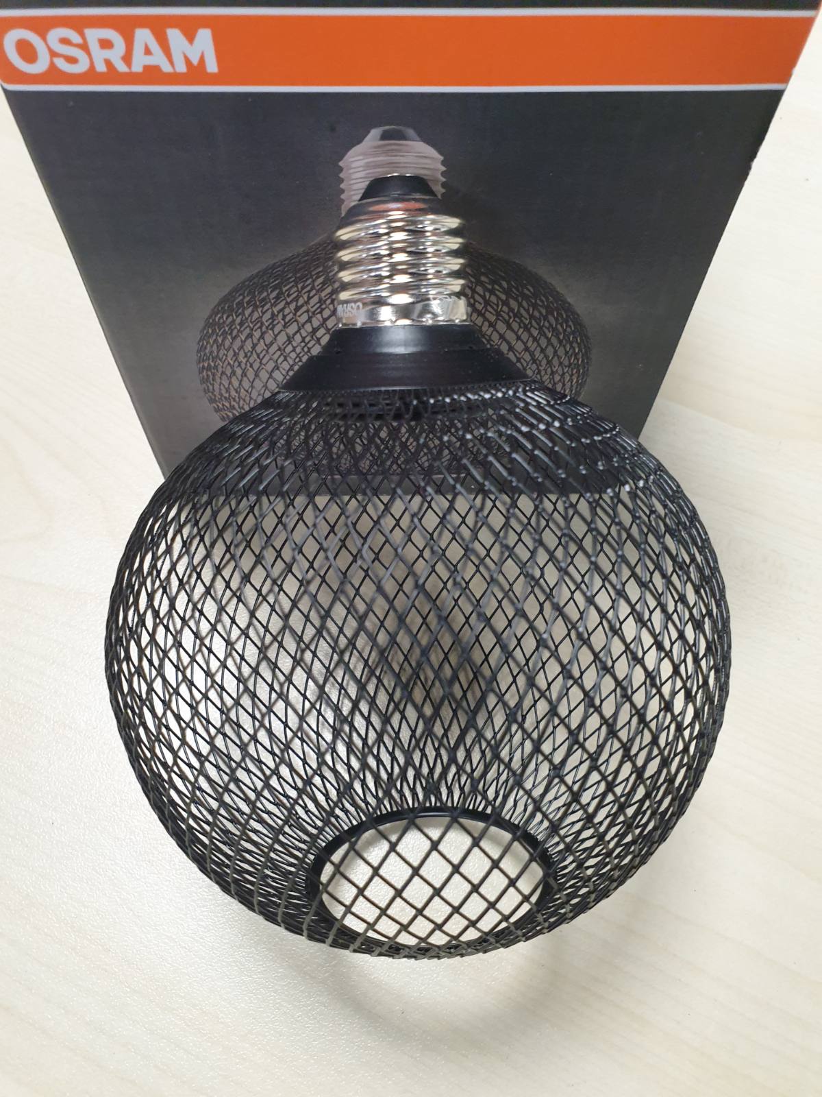 184951 - OSRAM Llambë LED Flat Globe, Rrethore 3.5W, 300lm/2700K, e Bardhë e Ngrohtë 827, Material Akrik,Plastikë e Zezë, Fileto Vidë E27, Jo e Errësueshme, Diametër 125mm