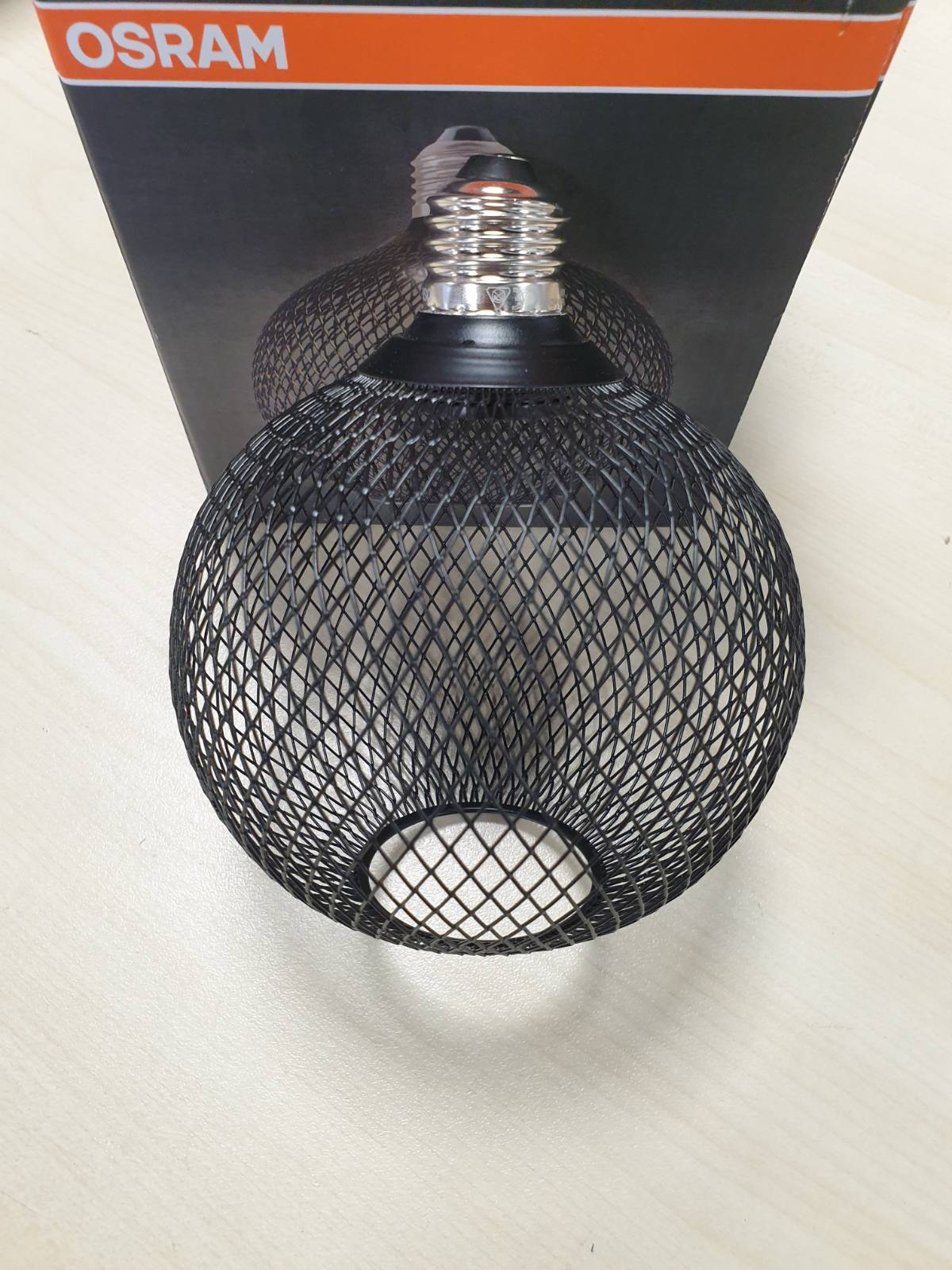 184950 - OSRAM Llambë LED FLAT GLOBE, rrethore dhe e sheshtë, me fuqi 3.5W dhe intensitet drite 300lm/2700K, në ngjyrë të bardhë të ngrohtë 827, material akrilik dhe plastikë e zezë, me fileto vidë E27, jo e errësueshme, diametër 125 mm.