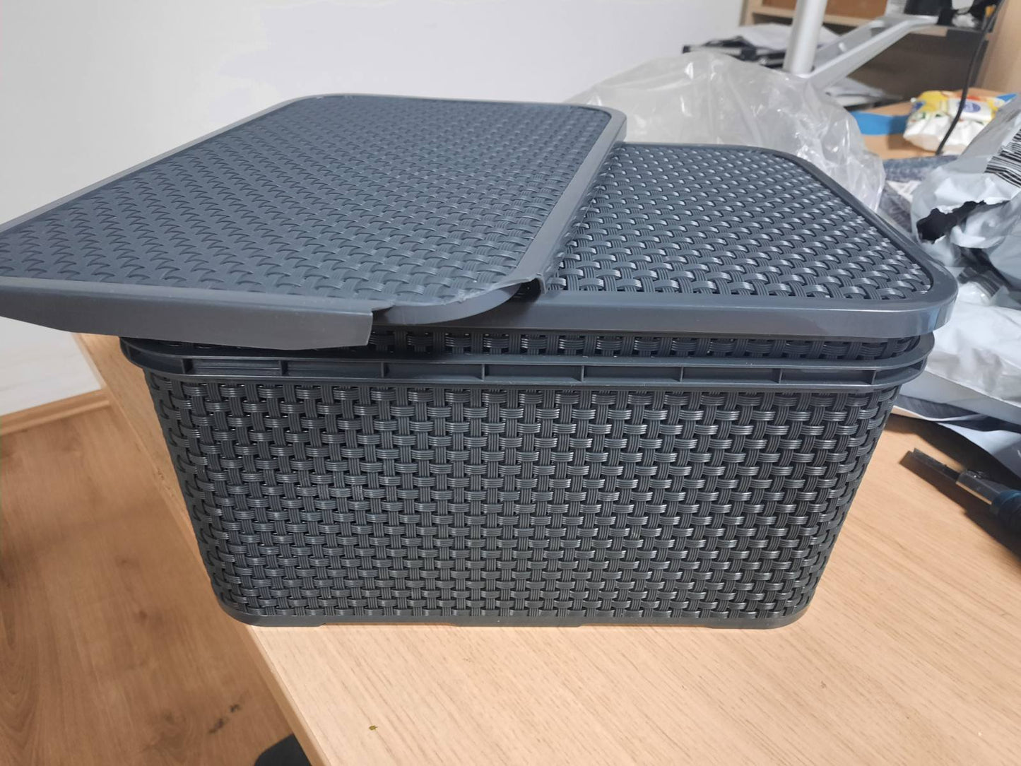 185132 - BRANQ - Shportë me Kapak për Sende Shtëpiake, Set 2 Copësh, Madhësia M, 10L, Dizajn Ratani, Materiali PP Plastikë, Ngjyra Antracit