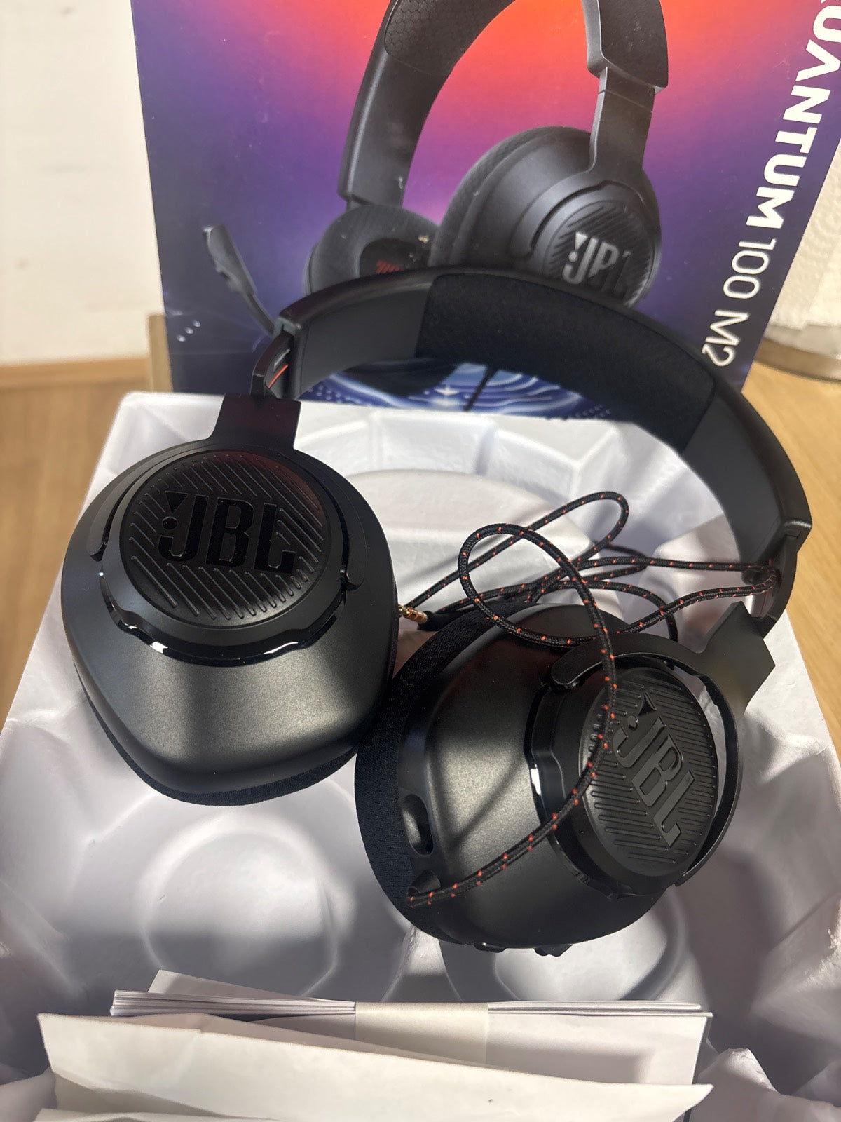 319895 - JBL KUFJE PËR LOJËRA ME TEL QUANTUM 100M2, JBL QUANTUMSOUND SIGNATURE, PRIZË 3.5 MM, KOMPATIBILITET ME SHUMË PLATFORMA, MIKROFON TË SHKËPUTSHËM ME OPSION HESHTJE, TË ZEZA
