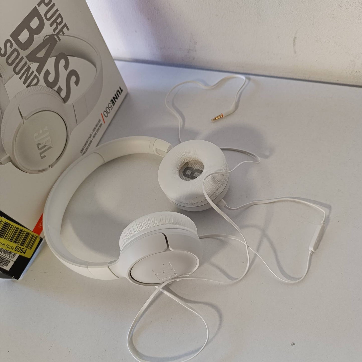 319997 - JBL Tune 500 Kufje Over-Ear, mikrofon dhe telekomandë me 1 buton, tingull i pastër bas JBL, të pajtueshme me Siri dhe Google, të lehta dhe të palosshme, të bardha