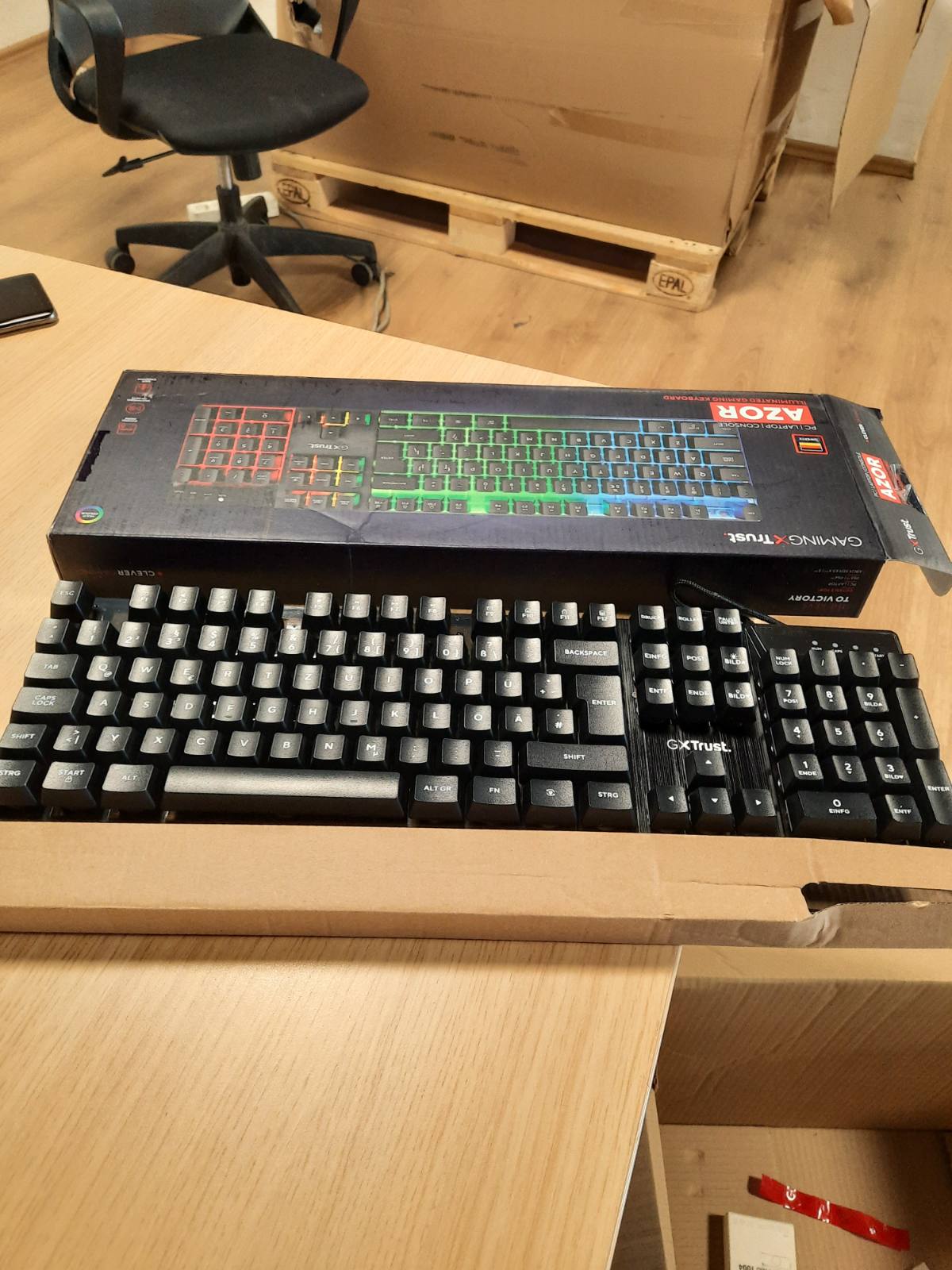 320131 - Trust Gaming GXT 835 Azor Tastiera për Lojëra, QWERTZ Gjermane, 3 Modalitete Ngjyrash LED, Anti-Ghosting, 12 Taste Funksionale, PC/Laptop