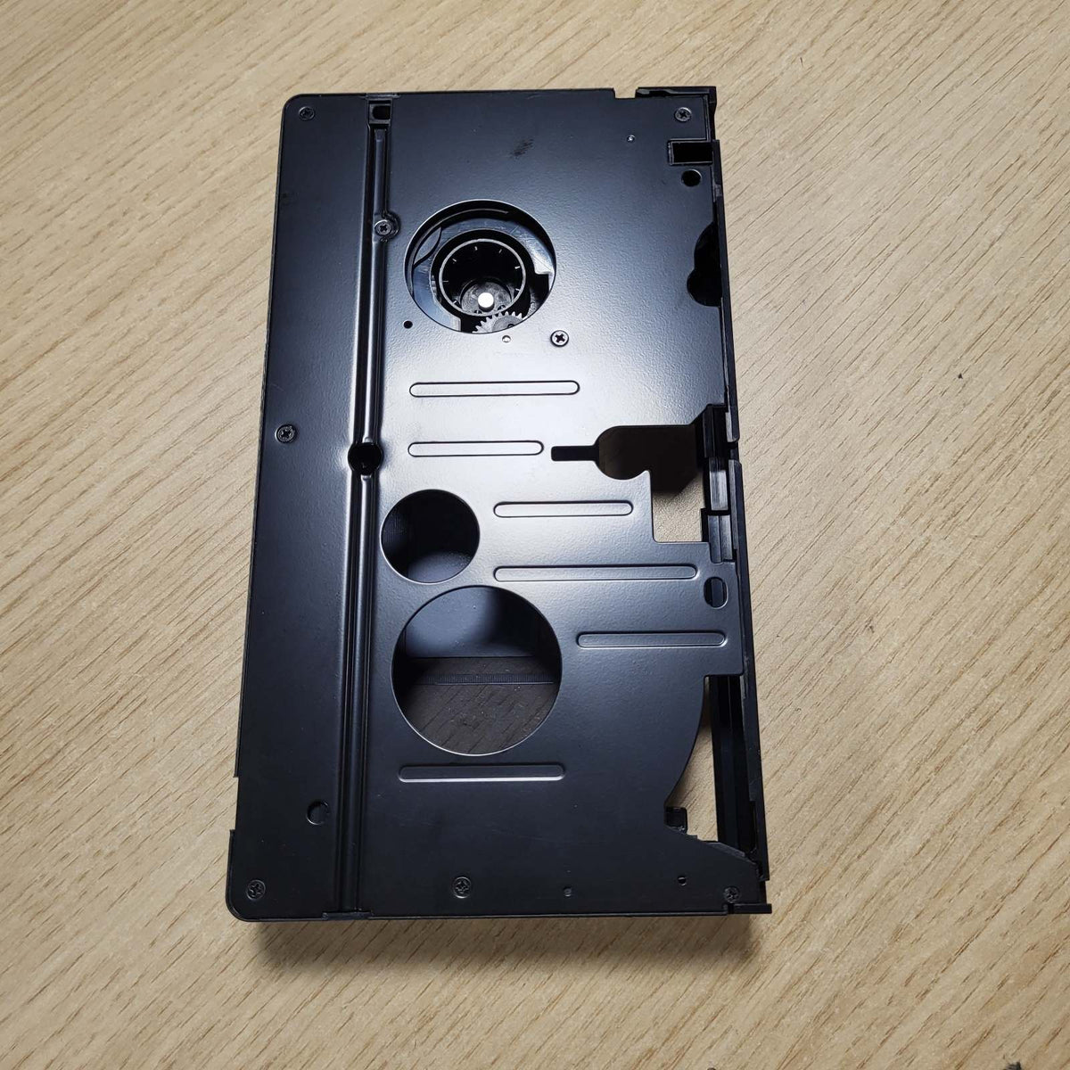 299477 - HAMA VHS-C/VHS PËRSHTATËS KASETE, KONVERTUES VIDEO VHS-C NË VHS, PËRSHTATËS KASETE ME MOTOR PËR VCR, 6 MM, I ZI