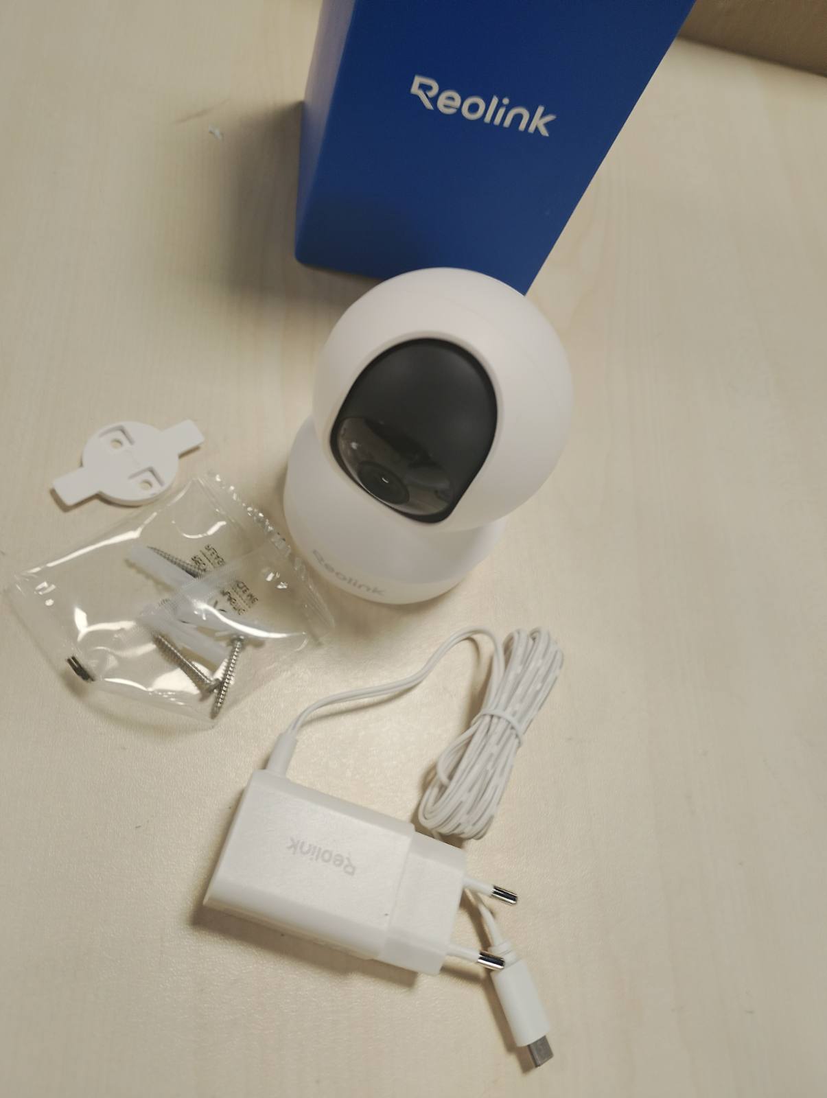 293160 - REOLINK Kamera Mbikëqyrjeje e Brendshme 2K E1, pamje 360°, Wi-Fi 2.4 GHz, ndjekje automatike, zbulim personi/kafshëve, audio dy-kahëshe