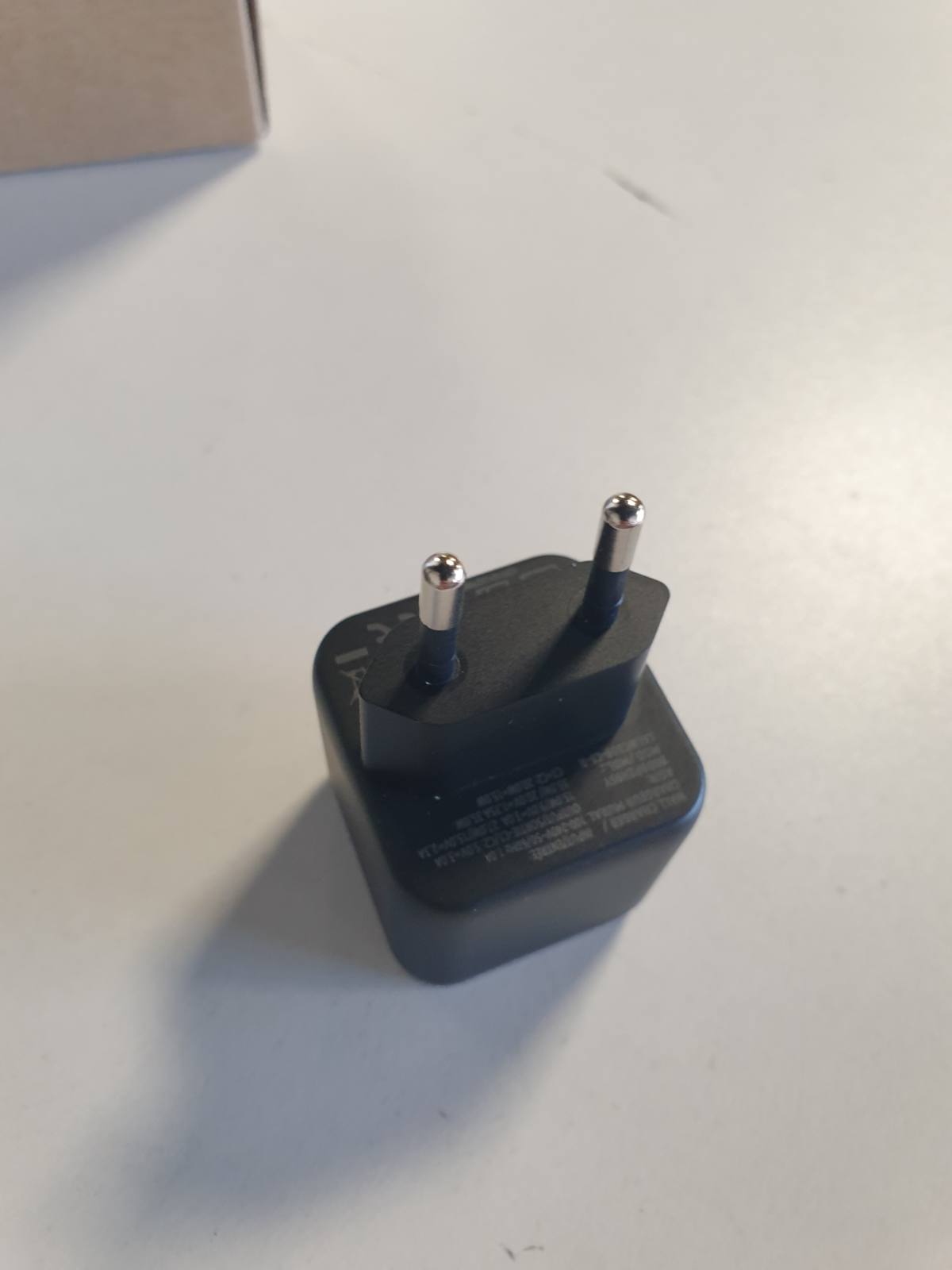 320218 - AMAZON BASICS Karikues muri USB-C, 35W, 2 porta, me teknologji Nano-GaN, i zi