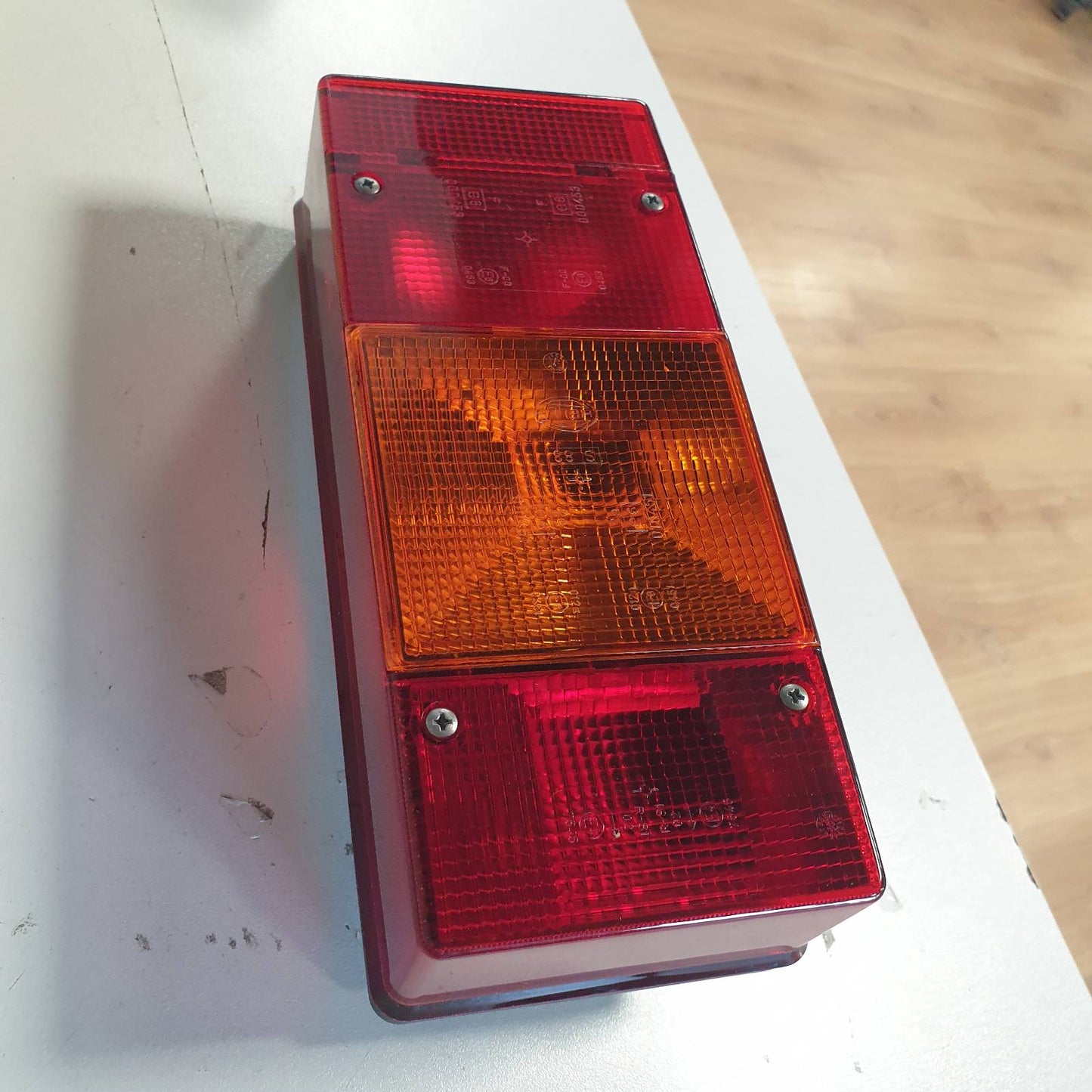 288680 - HELLA Dritë e pasme 12V, montim në sipërfaqe, ngjyra e lenteve: e kuqe, lidhësi: lidhës i sheshtë, sasia: 1-2SE 007 547-011