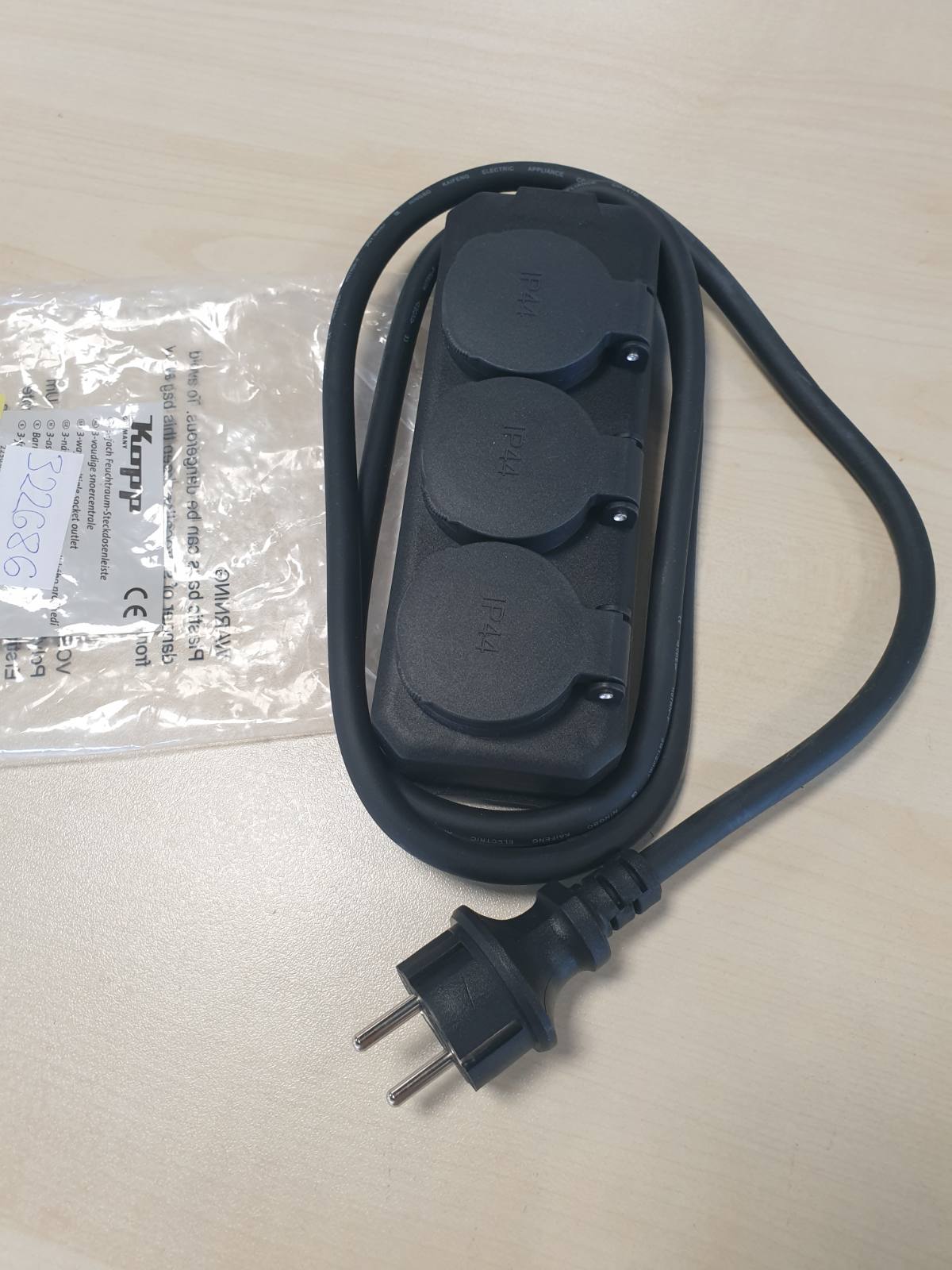 322686 - KOPP Shirit elektrik 3-kahësh rezistent ndaj lagështirës në të zezë - Prizë e fortë me shumë priza me mbulesa me mentesha dhe kabllo 1.4 mm² - IP44 rezistente ndaj spërkatjeve - Mund të montohet me vidë dhe në mur - për 16A dhe 250V