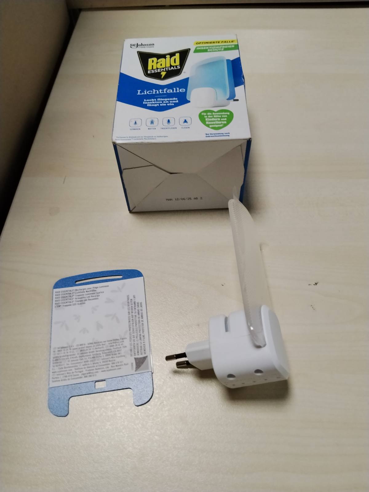 297547 - RAID ESSENTIALS Kurth dritash LED, pa insekticide, 1 kurth dritash dhe 1 pako mbushëse
