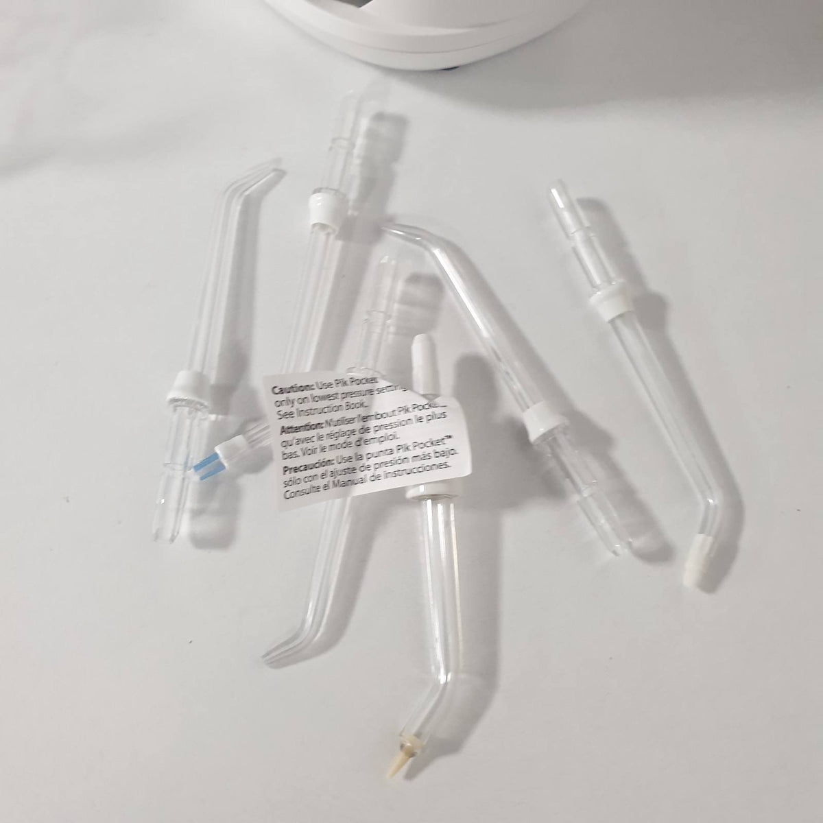 305732 - WATERPIK ULTRA, ujitës oral profesional, Teknologji Precize Pulsi, Heqje deri në 99.9% të Pllakës, 6 Gryka, 10 Modalitete Individuale, Kohëmatës i Integruar, i bardhë.