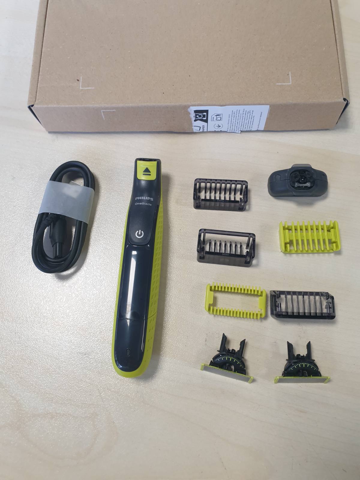 302837 - PHILIPS OneBlade 360 Fytyrë & Trup - Makinë rroje elektrike, prerëse flokësh dhe pastrues trupi, 3 tehe 360, 3 aksesorë shkurtimi (1/3/5 mm), 2 aksesorë trupi, Rruajtje e lagësht dhe e thatë për fytyrën dhe trupin (QP2824/31)