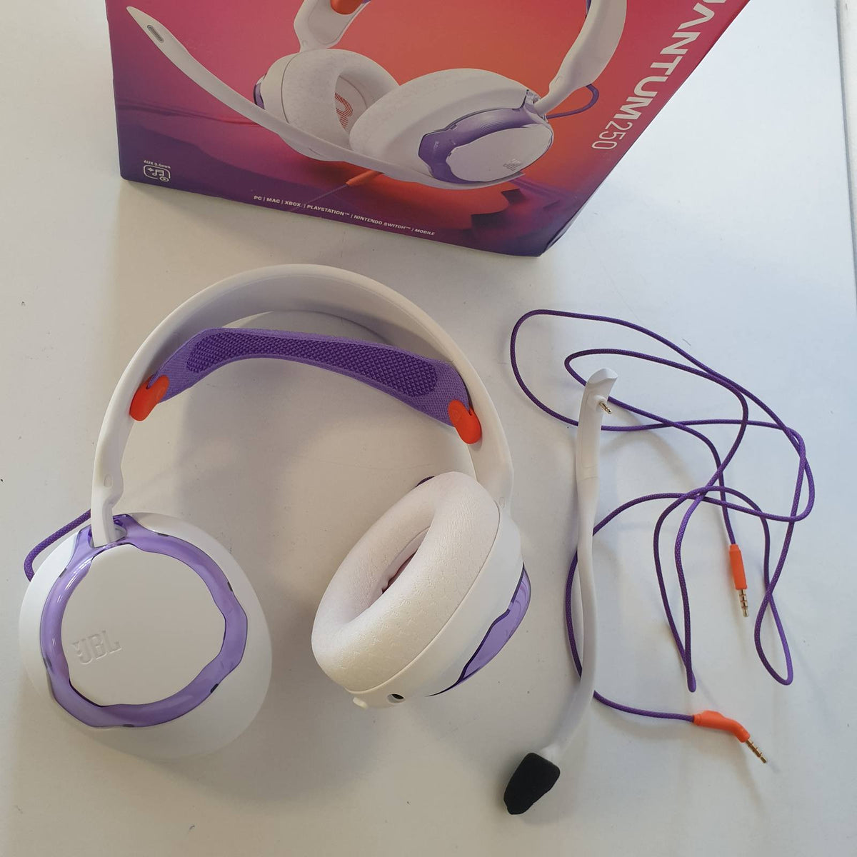 299298 - JBL Quantum 250 Kufje për Lojëra me Tel, JBL Quantum Spatial Sound, Mikrofon me Anulim Zhurme, Kabllo 3.5 mm, Kompatibël me Apple/PC/Xbox/PlayStation/Nintendo Switch, të Bardha