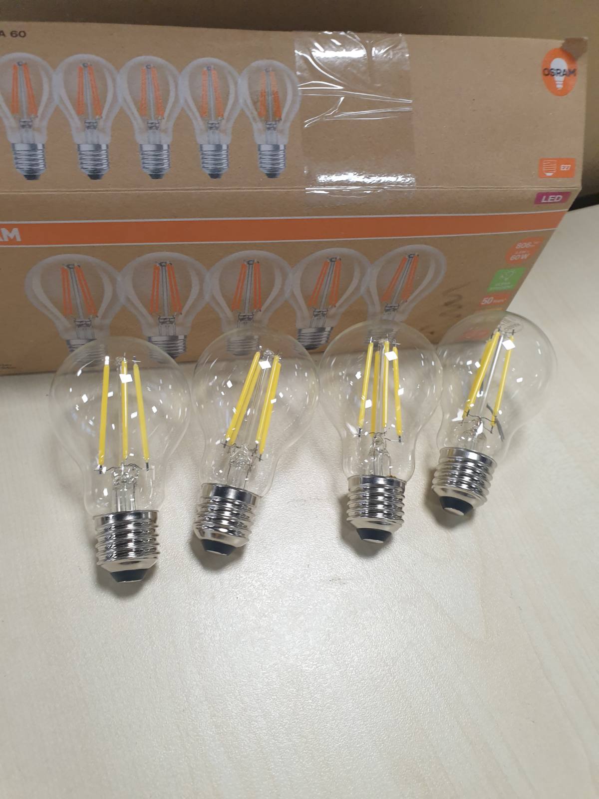 197484 - OSRAM LED Llambat me Efikasitet të lartë, Klasa e Energjisë A, Pako 5 Copë, Zëvendëson 60W, Ngjyra e Bardhë e Ngrohtë (2700K), E27, Xham i Filamentuar, Transparente