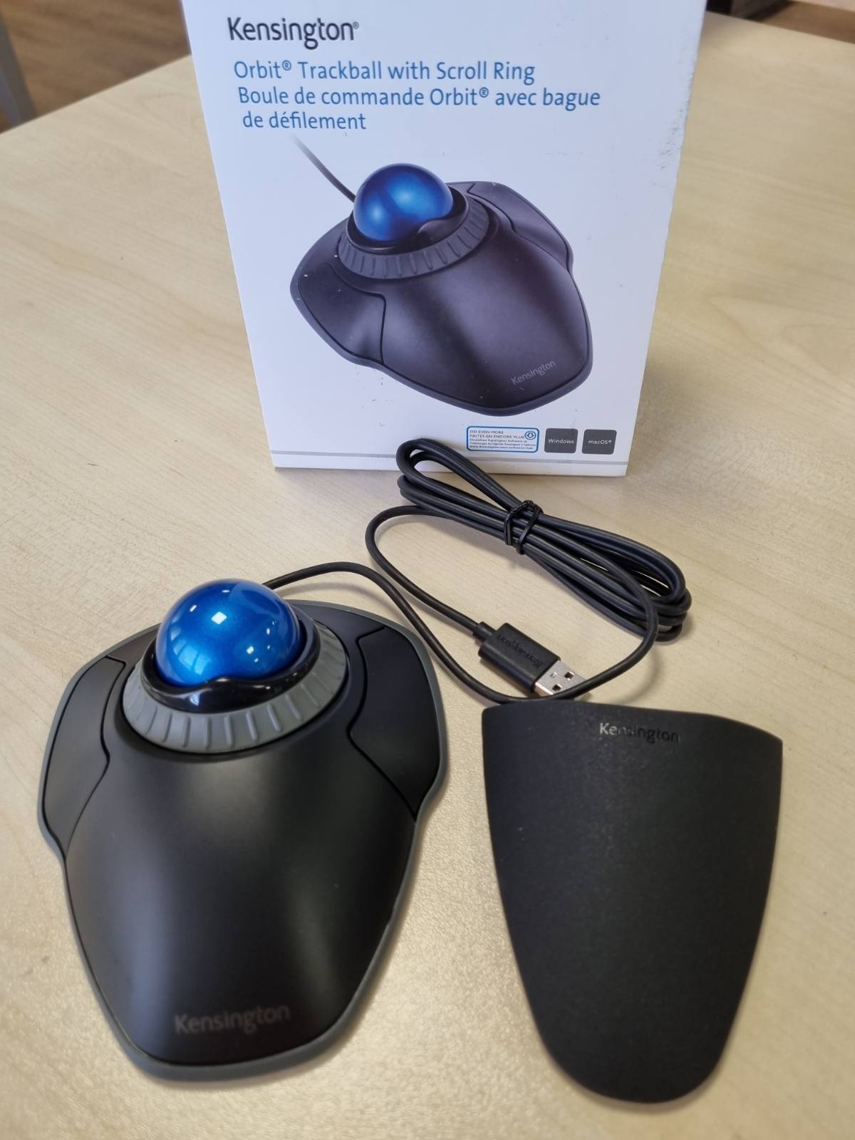 319667 - KENSINGTON Orbit TrackBall, Maus TrackBall Ergonomik me Tel, Unazë Lëvizëse, Sferë 40 mm, I pajtueshëm me Windows dhe macOS, Për Përdorues me Dorën e Djathtë dhe të Majtë, E Zezë/Blu, K72337EU